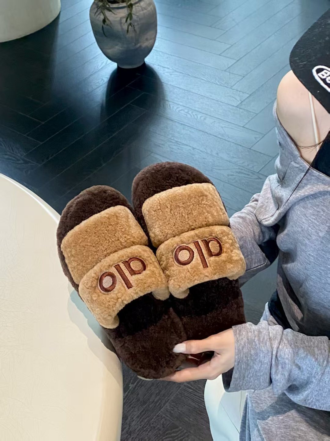 NO:491437,Wool flip-flops. Who can’t love the cute little furry breasts in winter? Soft glutinous rice white hits into mocha brown. This color scheme is absolutely amazing. Retro girlish feels gentle like taking a bite of Keluli’s shell. The lazy feeling in autumn and winter is super easy to match. Street photography and home furnishings are absolutely beautiful online!  !  Colors of rice, brown and brown color, size 35--40 (factory spot), fur shoes and slippers, slippers19860909羊毛二字拖 冬天谁能不爱毛茸茸奶呼呼的小可爱啊 软糯米白撞进摩卡棕,这配色简直绝绝子 复古少女感 温柔的就像咬了一口可露丽外壳 秋冬天慵懒的感觉,超好搭配 街拍家居绝对颜值在线！！ 颜色米咖色,棕咖色 码数35--40（工厂现货）,毛毛鞋拖鞋,slippers,Women's Shoes