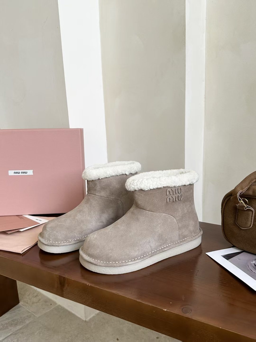 NO:535708,Miu Miu 25FW deck shoes wool snow boots Share a pair of quack-toe snow boots that are very nice to wear, warm and warm, and grasp the fashionable feeling of winter. In terms of appearance, the upper is made of delicate textured reverse velvet leather material, and the mango toe style can create a lazy feeling in winter. A circle of fluffy and soft white plush is surrounded by the mouth of the shoe, which not only adds a sense of fashion, but also wraps the ankles well. It is perfect for winter. The upper is high mercerized velvet outsole original 1:1 size 35--40, snow boots, miumiu, boots19860909Miu Miu 25FW deck shoes 羊毛雪地靴  分享一双嘎嘎好嘎好穿的歪头雪地靴,暖呼呼小暖炉,拿捏冬日时髦感,外观上,鞋面采用质感细腻的反绒皮材质,芒果鞋头型更能营造冬日慵懒感鞋口处环绕着一圈蓬松柔软的白色毛绒,既增添了时尚感,又能很好地包裹脚踝,冬天有它就妥妥的 鞋面高丝光牛绒 大底原版1:1 码数35--40,雪地靴,miumiu,boots,Women's Shoes