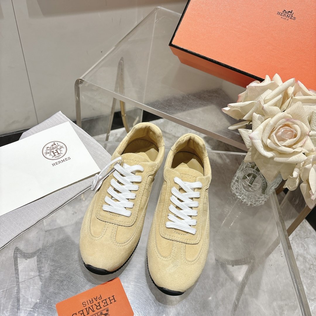 NO:682369,Hermer moral training shoes are the white moonlight of big-name sports moral training. They are infused with the high-end luxury DNA unique to big brands-vegetated soft cowhide + high-mercerized sheepskin. The slender shoe shape makes the feet visually appear slimmer, and the minimalist skeleton stitching is the designer's inspiration canvas!  Lightweight rubber outsole feels great underfoot!  Color brown, white, black, light yellow, pink, size 35--40, casual shoes/sports shoes, hermes, sneakers, cowhide, sheep19860909Hermer德训鞋就是大牌运动德训的白月光,注入大牌们独有的高奢DNA-植柔软牛皮+高丝光羊猄皮,修长的鞋型让视觉上显脚瘦,极简骨架车线是设计师的灵感画布！轻便橡胶大底,脚感超好！ 颜色棕色,白色,黑色,淡黄,粉色 码数35--40,休闲鞋/运动鞋,hermes,sneakers,cowhide,sheep,Women's Shoes