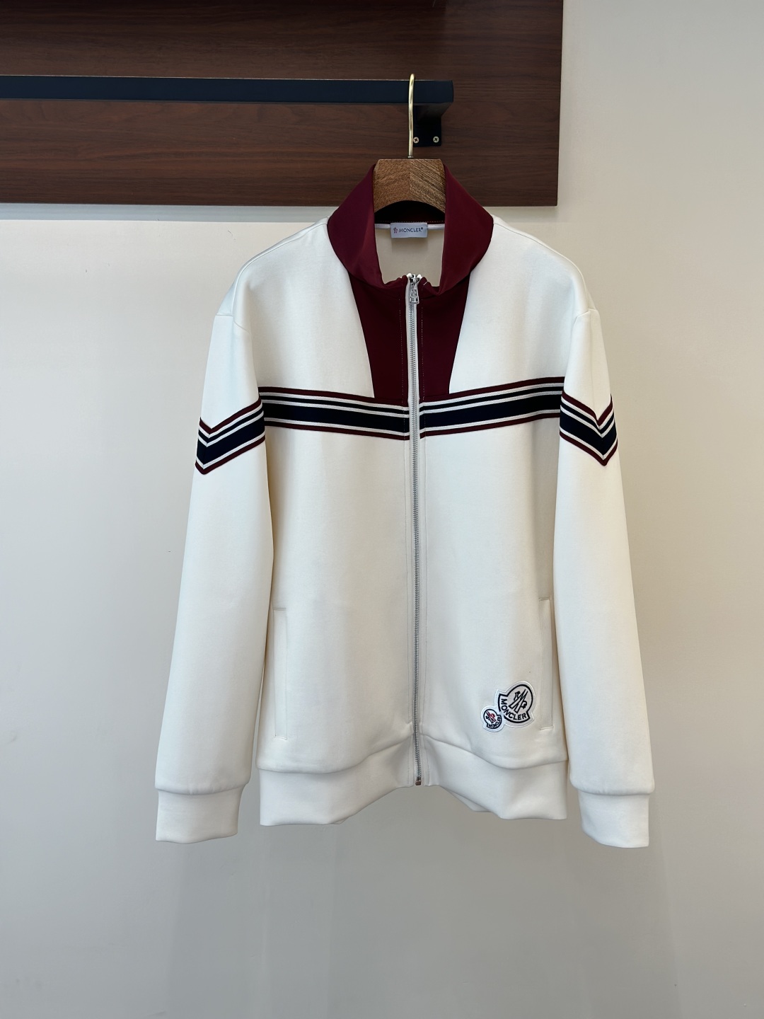 Moncler Veste de survêtement blanche pour hommes, coupe régulière et broderie de qualité