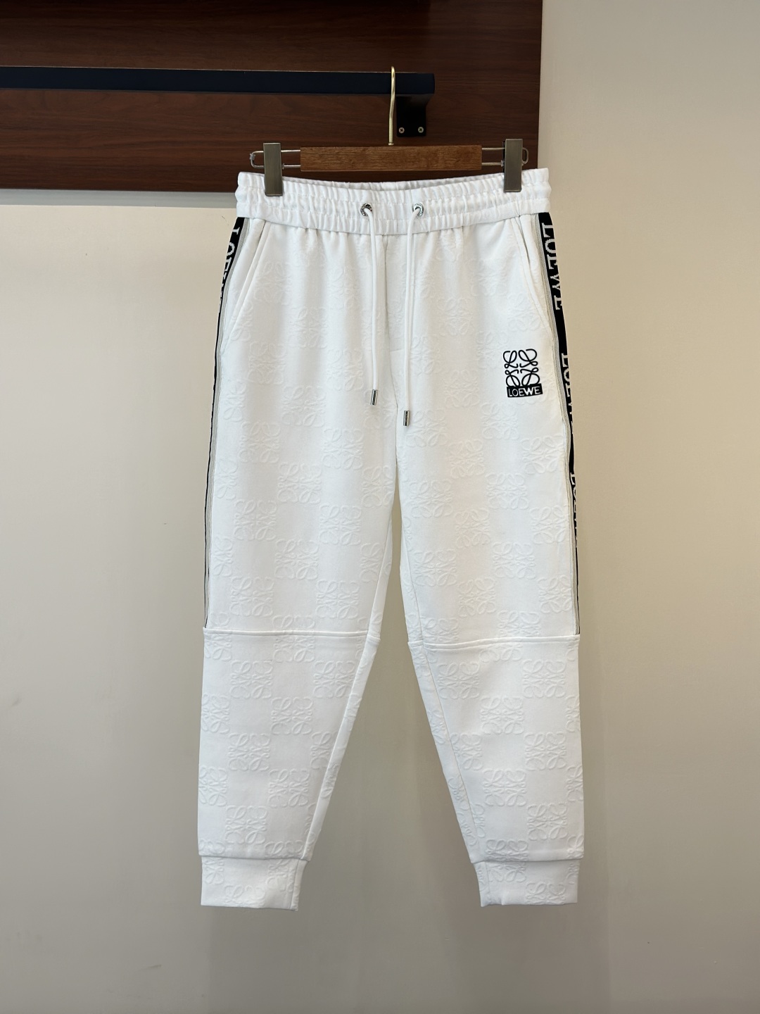 Loewe Witte Joggingbroek met Geborduurd Logo en Contrasterende Strepen