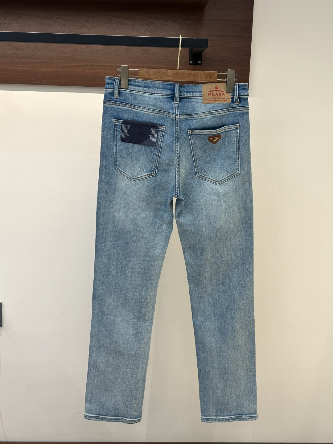 普拉达 高级时装感，牛仔面料 ,浅蓝色洗水牛仔裤面料很特殊，超细精仿棉纱混纺，超柔舒适感。具备牛仔随性感