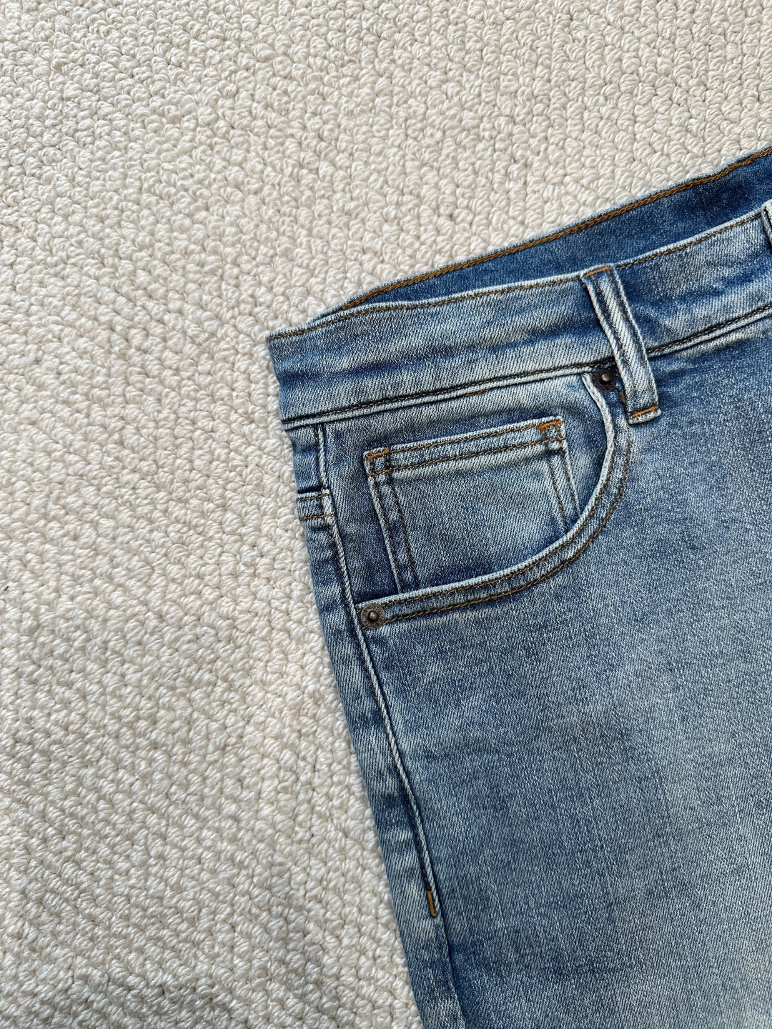 普拉达 高级时装感，牛仔面料 ,浅蓝色洗水牛仔裤面料很特殊，超细精仿棉纱混纺，超柔舒适感。具备牛仔随性感