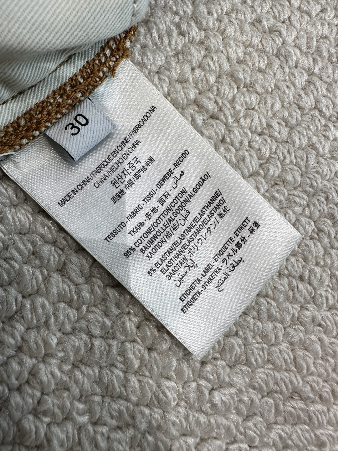 普拉达 高级时装感，牛仔面料 ,浅蓝色洗水牛仔裤面料很特殊，超细精仿棉纱混纺，超柔舒适感。具备牛仔随性感