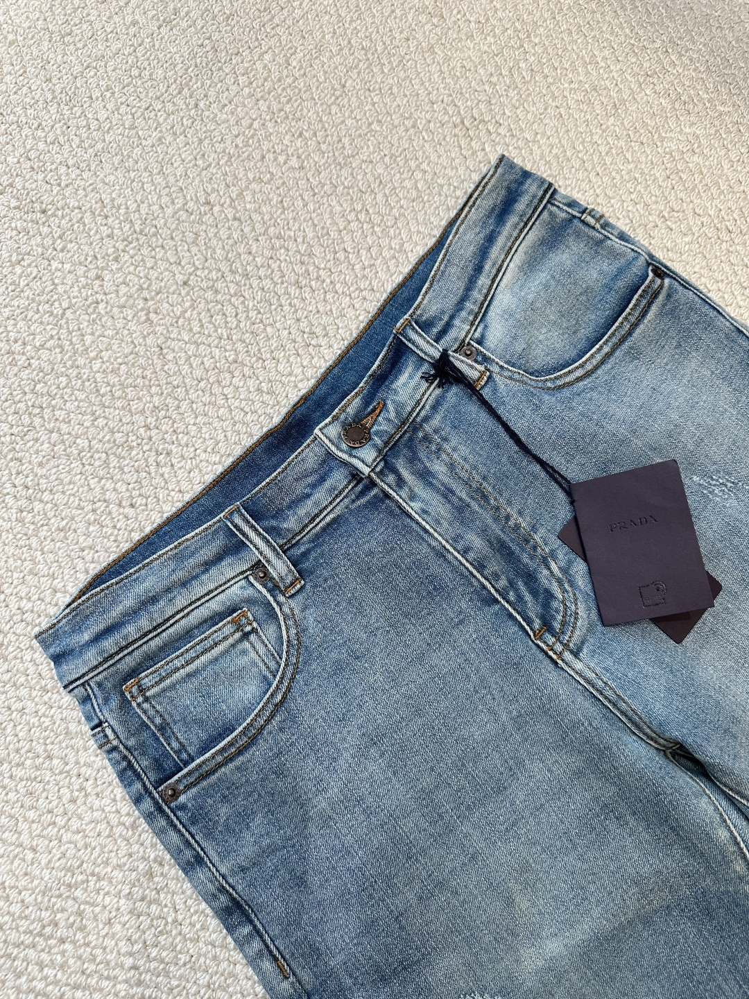 普拉达 高级时装感，牛仔面料 ,浅蓝色洗水牛仔裤面料很特殊，超细精仿棉纱混纺，超柔舒适感。具备牛仔随性感