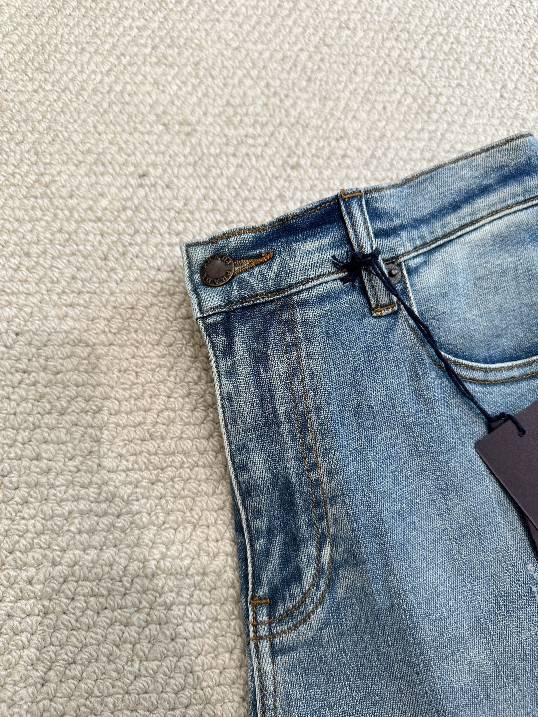 普拉达 高级时装感，牛仔面料 ,浅蓝色洗水牛仔裤面料很特殊，超细精仿棉纱混纺，超柔舒适感。具备牛仔随性感