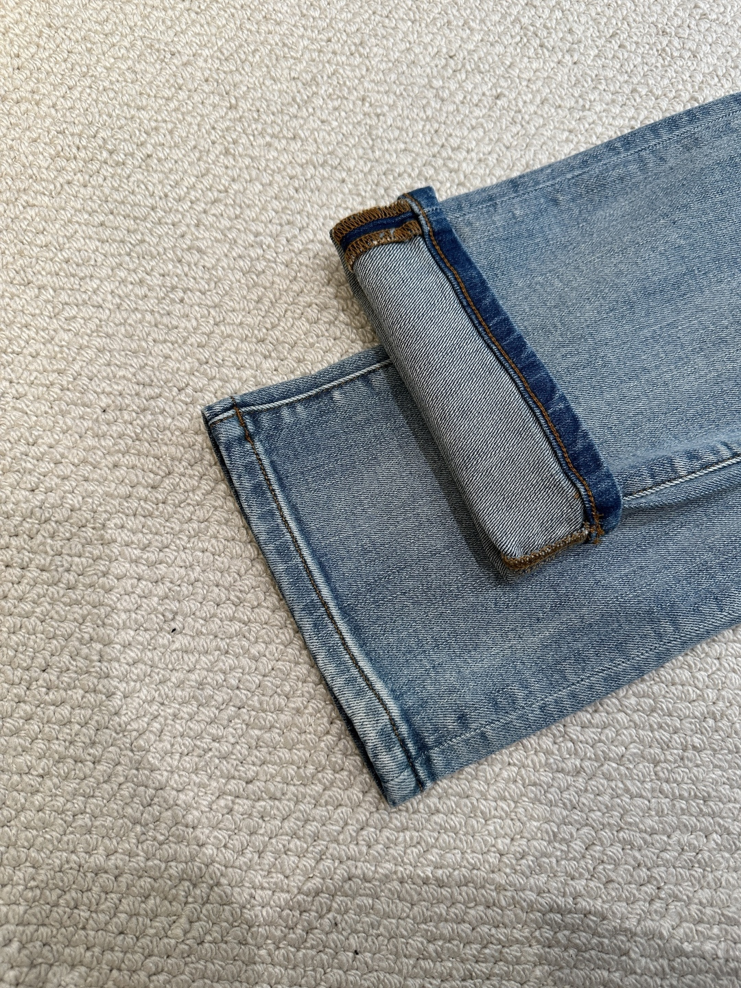 普拉达 高级时装感，牛仔面料 ,浅蓝色洗水牛仔裤面料很特殊，超细精仿棉纱混纺，超柔舒适感。具备牛仔随性感