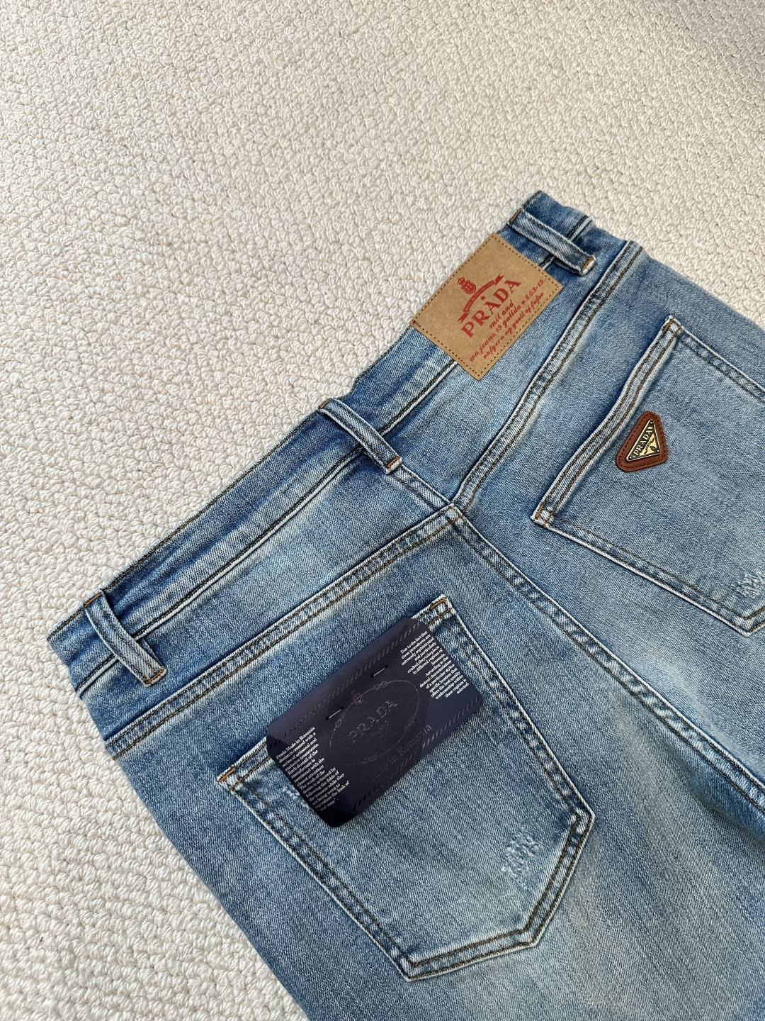 普拉达 高级时装感，牛仔面料 ,浅蓝色洗水牛仔裤面料很特殊，超细精仿棉纱混纺，超柔舒适感。具备牛仔随性感