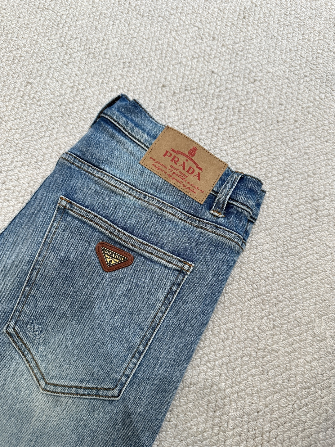 普拉达 高级时装感，牛仔面料 ,浅蓝色洗水牛仔裤面料很特殊，超细精仿棉纱混纺，超柔舒适感。具备牛仔随性感