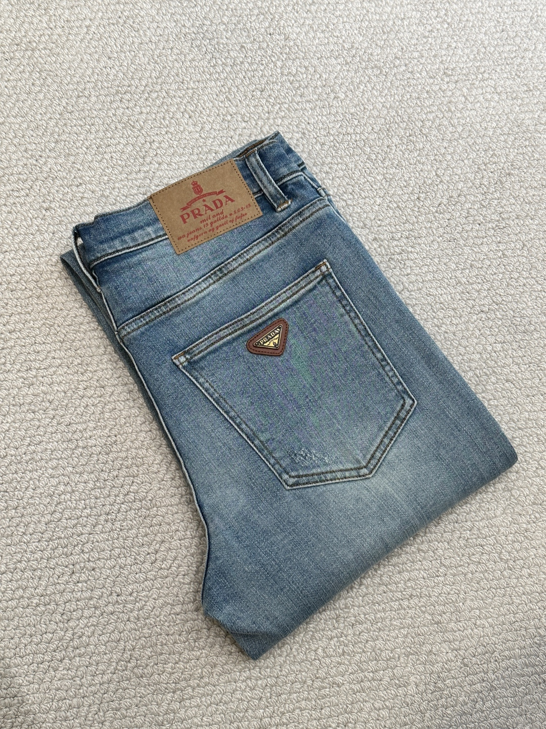 普拉达 高级时装感，牛仔面料 ,浅蓝色洗水牛仔裤面料很特殊，超细精仿棉纱混纺，超柔舒适感。具备牛仔随性感