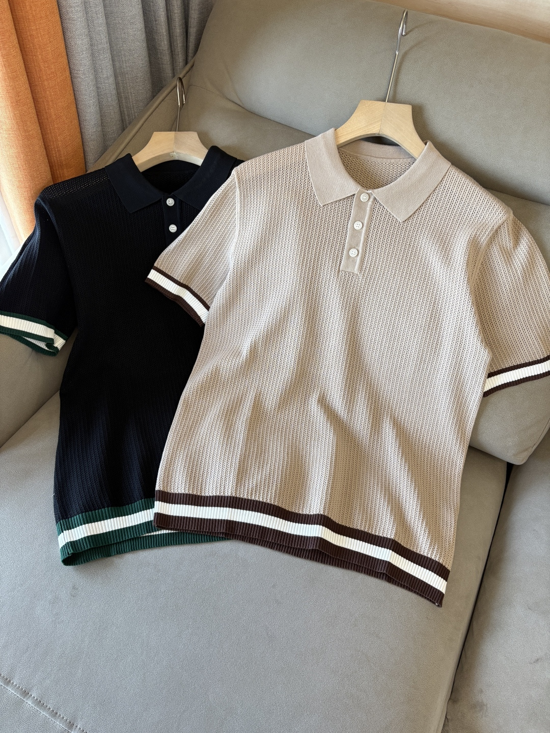 NO:411252,Z Family Time-consuming King' diamond jacquard design selects ultra-fine high-quality yarn including 2 lapels and short-sleeved men's collection 'Time-consuming King' round neck and elegant craftsmanship, which touches the skin with high-end style. Craftsmanship is ingenious and has a three-dimensional diamond jacquard that takes several months to carve. The architectural aesthetic texture is weaved between warp and weft. The light and shadow penetrate through, and the gestures show low-key luxury. Classic lattice lapel short-sleeved design Simple lapel outlines neat lines, short-sleeved cut is suitable for multiple scenes - the layered suits during business meetings show elegance, casual wear reveals gentleman's taste, and the collection style never fades. The ultimate quality testimony of details Precision turning ensures that the seams are flat, the bone position is reinforced and durable without deformation; the neckline threads have been washed and tested, and they are still as crisp as new as they wear for a long time, and every detail is a testimony of 'time-consuming'. 1  Code number M-3XL, T-shirt, business suit, alexander wang19860909Z家耗时王”菱形提花设计甄选超细优质纱线含2翻领短袖男士典藏款「耗时王」圆领奢雅工艺,触肤即高阶. 匠心底蕴菱形镂空提花 耗时数月雕琢的立体菱形提花,经纬间织就建筑美学肌理,光影穿透时显隐交错,举手投足尽展低调奢华.  经典型格翻领短袖设计 简约翻领勾勒利落线条,短袖剪裁适配多场景——商务会晤时叠搭西装显儒雅,休闲时光单穿流露绅士品味,典藏款型永不褪色. 细节至臻品质见证 精密车工确保接缝平整,骨位加固耐穿不变形；领口螺纹经水洗测试,久穿仍挺括如新,每一处细节皆为「耗时」证言. 一 码数M-3XL,,T-shirt,business suit,alexander wang,Men's clothing