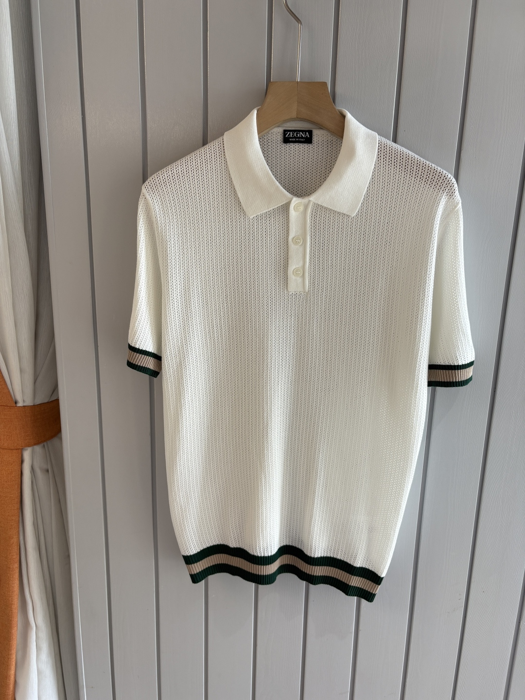 NO:486550,Z Family Time-consuming King' diamond jacquard design selects ultra-fine high-quality yarn containing 20% ​​goat 80% mulberry silk lapel short-sleeved men's collection 'Time-consuming King' round neck and elegant craftsmanship, touching the skin with high-end style. Craftsmanship is ingenious and diamond hollow jacquard. The three-dimensional rhombus jacquard that takes several months to carve, woven architectural aesthetic texture between warp and weft, and the light and shadow penetrate, showing low-key luxury. Luxury material is natural 20% cashmere % mulberry silk Selects ultra-fine high-quality yarn, which combines 20% Inner Mongolia white velvet cashmere soft and skin-friendly, and the smooth draping of 80% mulberry silk, light as if nothing is, but luxurious, and wears close to the body like a cloud caress. Classic lattice lapel short-sleeved design  Simple lapel outlines neat lines, short-sleeved tailoring is suitable for multiple scenes - the layered suit during business meetings shows elegance, casual wear reveals gentleman's taste, and the collection style never fades. The ultimate quality testifies the precision turning workman ensures that the seams are flat, the bone position is reinforced and durable without deformation; the neckline threads have been washed and tested, and they are still as crisp as new as they wear for a long time, and every detail is a testimony of 'time-consuming'. 1. M-3XL, T-shirt, business suit, alexander wang19860909Z家耗时王”菱形提花设计甄选超细优质纱线含20 ％山羊80 ％桑蚕丝翻领短袖男士典藏款「耗时王」圆领奢雅工艺,触肤即高阶. 匠心底蕴菱形镂空提花 耗时数月雕琢的立体菱形提花,经纬间织就建筑美学肌理,光影穿透时显隐交错,举手投足尽展低调奢华. 奢材天成20 ％山羊绒 ％桑蚕丝 甄选超细优质纱线,融合20 ％内蒙古白绒山羊绒的软糯亲肤,与80 ％桑蚕丝的柔滑垂坠,轻若无物却奢感天成,贴身穿着如云端轻抚. 经典型格翻领短袖设计 简约翻领勾勒利落线条,短袖剪裁适配多场景——商务会晤时叠搭西装显儒雅,休闲时光单穿流露绅士品味,典藏款型永不褪色. 细节至臻品质见证 精密车工确保接缝平整,骨位加固耐穿不变形；领口螺纹经水洗测试,久穿仍挺括如新,每一处细节皆为「耗时」证言. 一 码数M-3XL,,T-shirt,business suit,alexander wang,Men's clothing