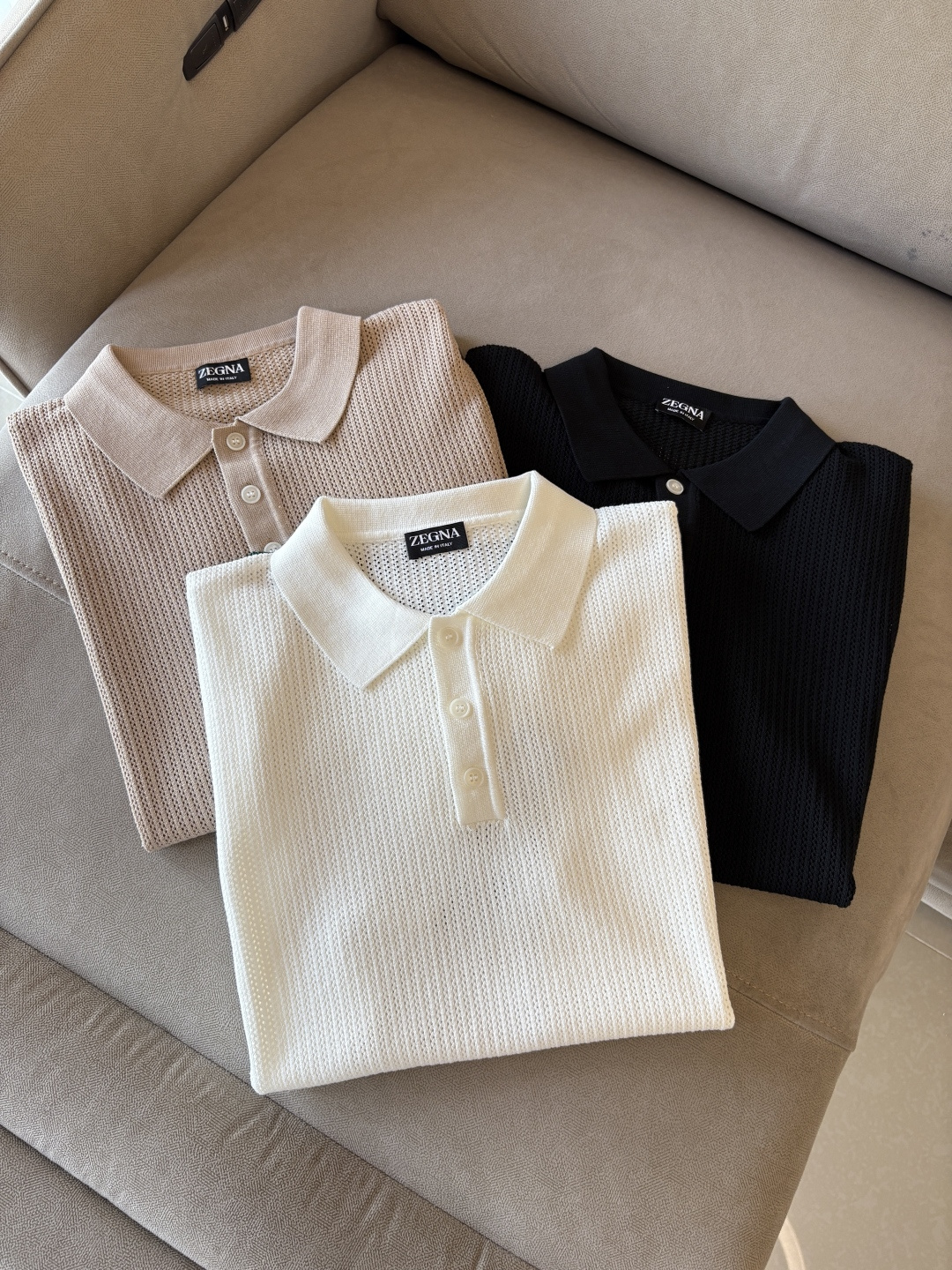 NO:458810,Z Family Time-consuming King' diamond jacquard design selects ultra-fine high-quality yarn containing 20% ​​goat 80% mulberry silk lapel short-sleeved men's collection 'Time-consuming King' round neck and elegant craftsmanship, touching the skin with high-end style. Craftsmanship is ingenious and diamond hollow jacquard. The three-dimensional rhombus jacquard that takes several months to carve, woven architectural aesthetic texture between warp and weft, and the light and shadow penetrate, showing low-key luxury. Luxury material is natural 20% cashmere % mulberry silk Selects ultra-fine high-quality yarn, which combines 20% Inner Mongolia white velvet cashmere soft and skin-friendly, and the smooth draping of 80% mulberry silk, light as if nothing is, but luxurious, and wears close to the body like a cloud caress. Classic lattice lapel short-sleeved design  Simple lapel outlines neat lines, short-sleeved tailoring is suitable for multiple scenes - the layered suit during business meetings shows elegance, casual wear reveals gentleman's taste, and the collection style never fades. The ultimate quality testifies the precision turning workman ensures that the seams are flat, the bone position is reinforced and durable without deformation; the neckline threads have been washed and tested, and they are still as crisp as new as they wear for a long time, and every detail is a testimony of 'time-consuming'. 1. M-3XL, T-shirt, business suit, alexander wang19860909Z家耗时王”菱形提花设计甄选超细优质纱线含20 ％山羊80 ％桑蚕丝翻领短袖男士典藏款「耗时王」圆领奢雅工艺,触肤即高阶. 匠心底蕴菱形镂空提花 耗时数月雕琢的立体菱形提花,经纬间织就建筑美学肌理,光影穿透时显隐交错,举手投足尽展低调奢华. 奢材天成20 ％山羊绒 ％桑蚕丝 甄选超细优质纱线,融合20 ％内蒙古白绒山羊绒的软糯亲肤,与80 ％桑蚕丝的柔滑垂坠,轻若无物却奢感天成,贴身穿着如云端轻抚. 经典型格翻领短袖设计 简约翻领勾勒利落线条,短袖剪裁适配多场景——商务会晤时叠搭西装显儒雅,休闲时光单穿流露绅士品味,典藏款型永不褪色. 细节至臻品质见证 精密车工确保接缝平整,骨位加固耐穿不变形；领口螺纹经水洗测试,久穿仍挺括如新,每一处细节皆为「耗时」证言. 一 码数M-3XL,,T-shirt,business suit,alexander wang,Men's clothing