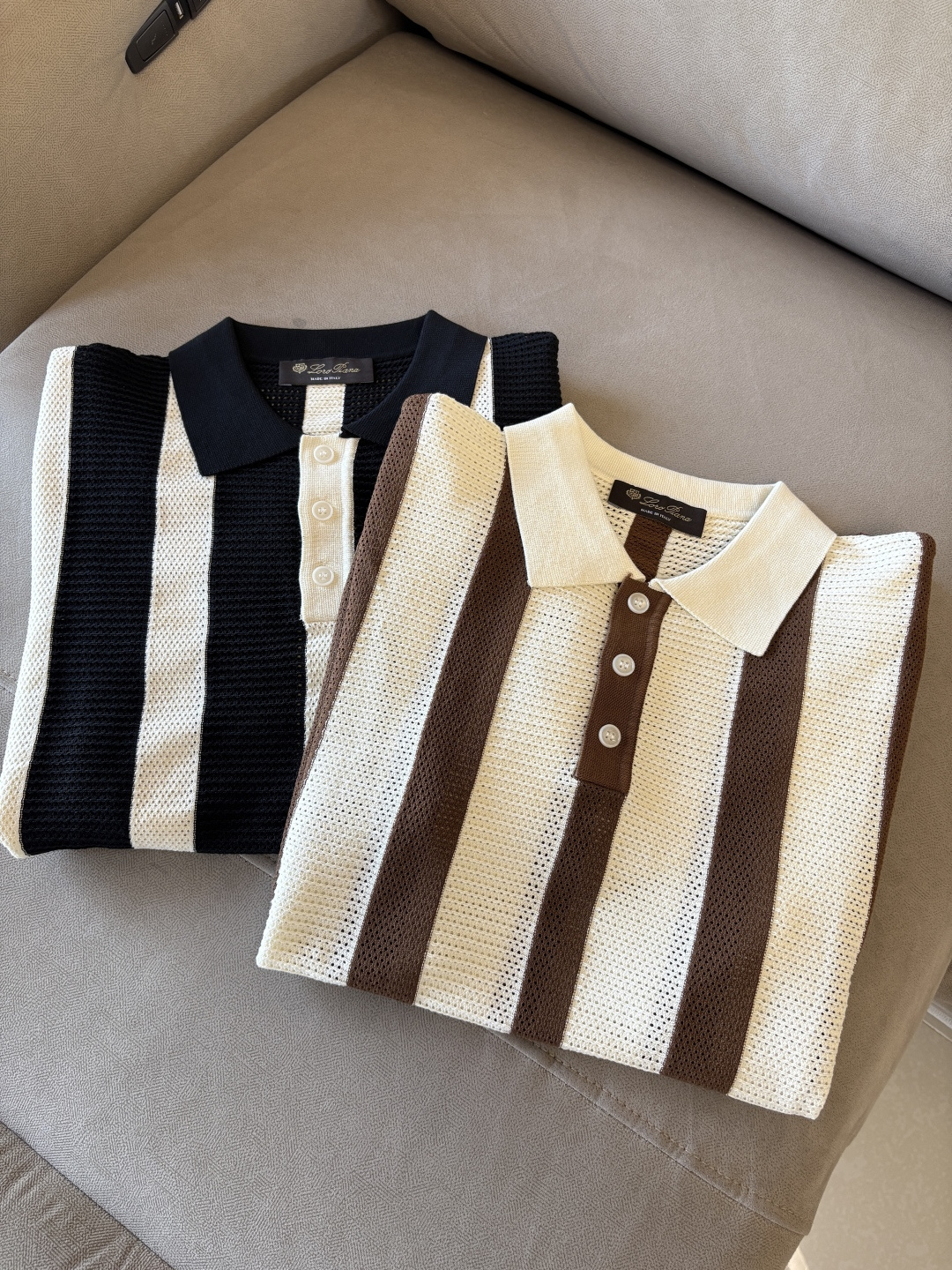 NO:458813,LP Home Time-consuming King' diamond jacquard design selects ultra-fine high-quality yarns containing goat mulberry silk lapels short-sleeved men's collection 'Time-consuming King' round neck and elegant craftsmanship, which touches the skin with high-end style. Craftsmanship is based on diamond hollow jacquard. Three-dimensional diamond jacquard that takes several months to carve. The architectural aesthetic texture is weaved between warp and weft. The light and shadow penetrate, and the gestures show low-key luxury. The luxury material is natural cashmere mulberry silk. The ultra-fine high-quality yarn is integrated into the soft and glutinous skin-friendly of Inner Mongolia white velvet cashmere, and the smooth draping of mulberry silk is light and as light as nothing, but it feels natural. It is wearing close to the body like a cloud. Classic lattice lapel short-sleeved design Simple lapel outlines neat lines, and short-sleeved cut is suitable for multiple scenes - layered suits during business meetings show elegance, casual wear reveals gentleman's taste, and the classic style never fades.  The testimony of the highest quality of details. Precision cutting workers ensure that the seams are flat and the bone position is reinforced and durable without deformation; the neckline threads have been washed and tested, and they are still as crisp as new as they are new after long wear. Every detail is a testimony of 'time-consuming'. 1. M-3XL, loro piano, T-shirt, business suit, alexander wang19860909LP家耗时王”菱形提花设计甄选超细优质纱线含山羊桑蚕丝翻领短袖男士典藏款「耗时王」圆领奢雅工艺,触肤即高阶. 匠心底蕴菱形镂空提花 耗时数月雕琢的立体菱形提花,经纬间织就建筑美学肌理,光影穿透时显隐交错,举手投足尽展低调奢华. 奢材天成山羊绒桑蚕丝 甄选超细优质纱线,融合内蒙古白绒山羊绒的软糯亲肤,与桑蚕丝的柔滑垂坠,轻若无物却奢感天成,贴身穿着如云端轻抚. 经典型格翻领短袖设计 简约翻领勾勒利落线条,短袖剪裁适配多场景——商务会晤时叠搭西装显儒雅,休闲时光单穿流露绅士品味,典藏款型永不褪色. 细节至臻品质见证 精密车工确保接缝平整,骨位加固耐穿不变形；领口螺纹经水洗测试,久穿仍挺括如新,每一处细节皆为「耗时」证言. 一 码数M-3XL,,loro piana,T-shirt,business suit,alexander wang,Men's clothing