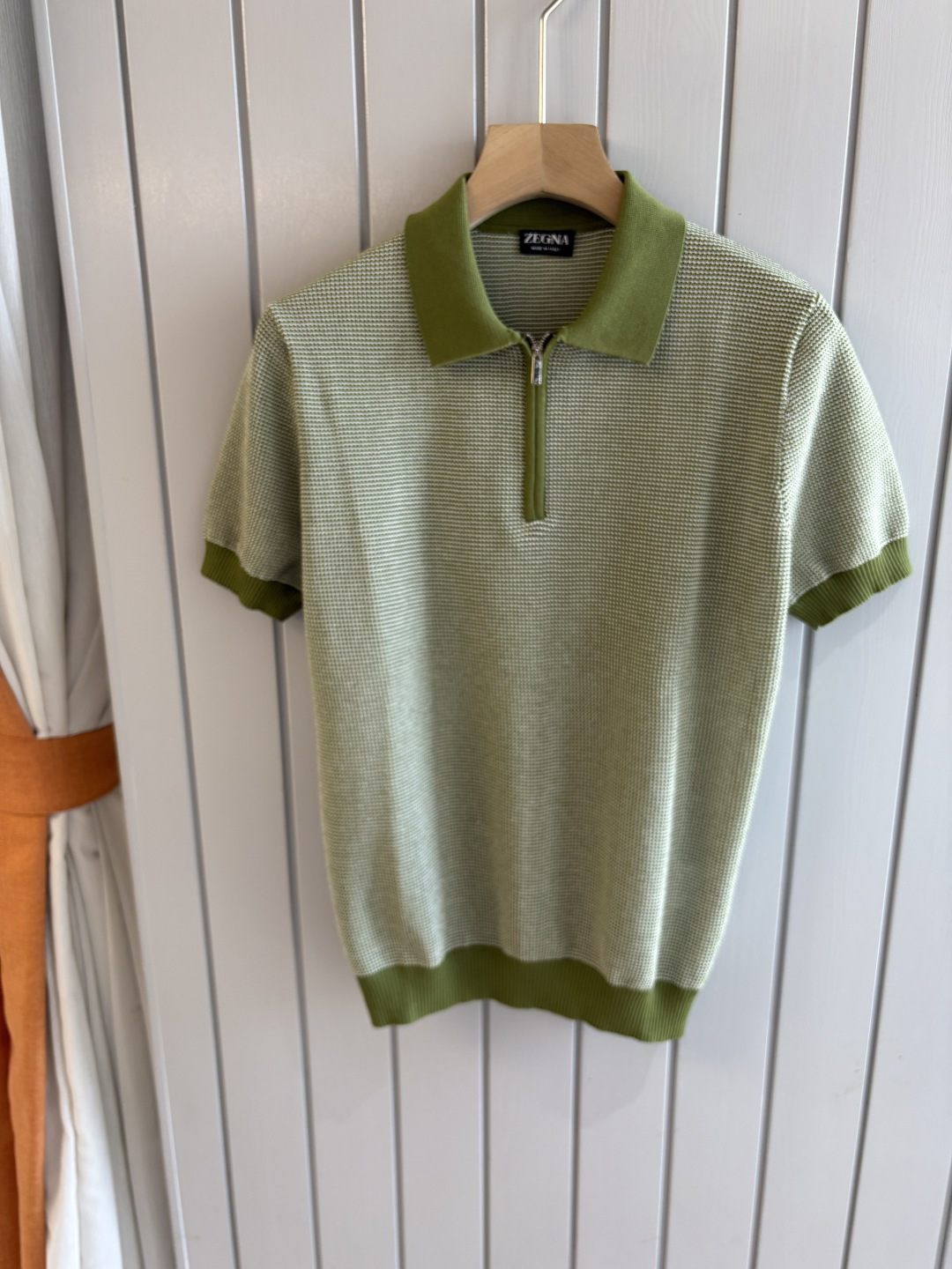 NO:485036,Z Family Time-consuming King' diamond jacquard design selects ultra-fine high-quality yarns with goat mulberry silk lapels short-sleeved men's collection 'Time-consuming King' round neck and elegant craftsmanship, which touches the skin with high-end style. Craftsmanship is based on diamond hollow jacquard. Three-dimensional diamond jacquard that takes several months to carve. The architectural aesthetic texture is weaved between warp and weft. The light and shadow penetrate, and the gestures show low-key luxury. The luxury material is natural cashmere mulberry silk. The ultra-fine high-quality yarn is integrated into the soft and glutinous skin-friendly of Inner Mongolia white velvet cashmere, and the smooth draping of mulberry silk is light and as light as nothing, but it feels natural. It is wearing close to the body like a cloud. Classic lattice lapel short-sleeved design Simple lapel outlines neat lines, and short-sleeved cut is suitable for multiple scenes - the layered suits during business meetings show elegance, casual wear reveals gentleman's taste, and the collection style will never fade.  The testimony of the highest quality of details. Precision cutting ensures that the seams are flat and the bone position is reinforced and not deformed. The neckline threads have been washed and tested, and they are still as crisp as new as they are worn for a long time. Every detail is a testimony of 'time-consuming'. 1. M-3XL, T-shirt, business suit, alexander wang19860909Z家耗时王”菱形提花设计甄选超细优质纱线含山羊桑蚕丝翻领短袖男士典藏款「耗时王」圆领奢雅工艺,触肤即高阶. 匠心底蕴菱形镂空提花 耗时数月雕琢的立体菱形提花,经纬间织就建筑美学肌理,光影穿透时显隐交错,举手投足尽展低调奢华. 奢材天成山羊绒桑蚕丝 甄选超细优质纱线,融合内蒙古白绒山羊绒的软糯亲肤,与桑蚕丝的柔滑垂坠,轻若无物却奢感天成,贴身穿着如云端轻抚. 经典型格翻领短袖设计 简约翻领勾勒利落线条,短袖剪裁适配多场景——商务会晤时叠搭西装显儒雅,休闲时光单穿流露绅士品味,典藏款型永不褪色. 细节至臻品质见证 精密车工确保接缝平整,骨位加固耐穿不变形；领口螺纹经水洗测试,久穿仍挺括如新,每一处细节皆为「耗时」证言. 一 码数M-3XL,,T-shirt,business suit,alexander wang,Men's clothing