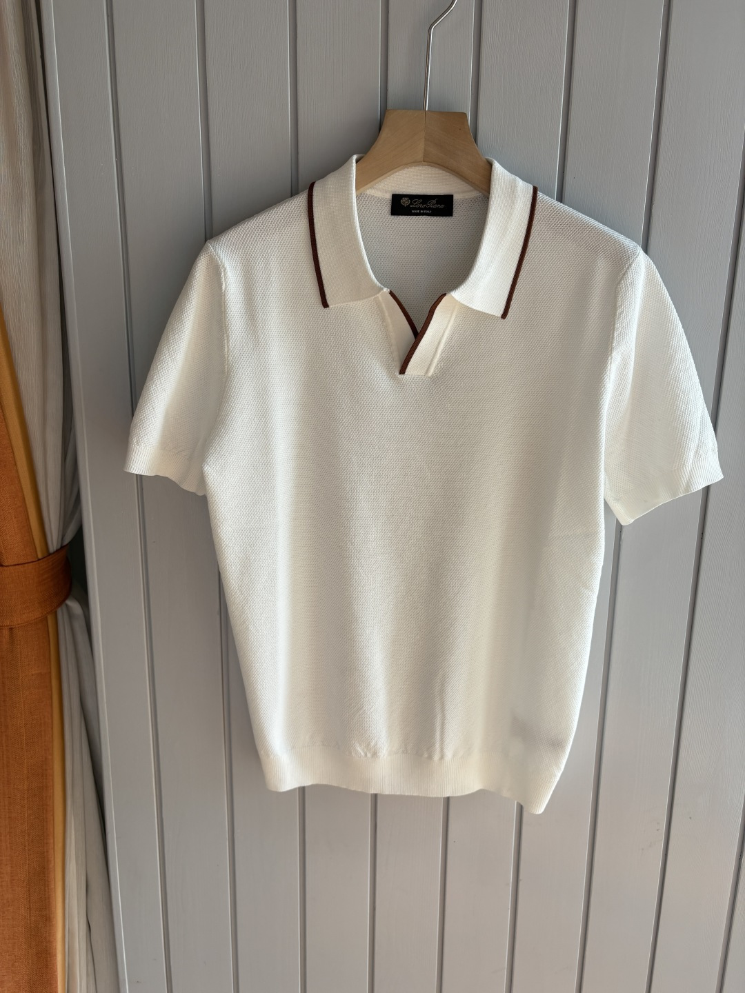 NO:418219,Time-consuming King' diamond jacquard design selects ultra-fine high-quality yarns containing goat mulberry silk lapels short-sleeved men's collection 'Time-consuming King' round neck and elegant craftsmanship, which touches the skin with high-end style. Craftsmanship is based on diamond hollow jacquard. Three-dimensional diamond jacquard that takes several months to carve. The architectural aesthetic texture is weaved between warp and weft. The light and shadow penetrate, and the gestures show low-key luxury. The luxury material is natural cashmere mulberry silk. The ultra-fine high-quality yarn is integrated into the soft and glutinous skin-friendly of Inner Mongolia white velvet cashmere, and the smooth draping of mulberry silk is light and as light as nothing, but it feels natural. It is wearing close to the body like a cloud. Classic lattice lapel short-sleeved design Simple lapel outlines neat lines, and short-sleeved cut is suitable for multiple scenes - the layered suits during business meetings show elegance, casual wear reveals gentleman's taste, and the collection style will never fade.  The testimony of the highest quality of details. Precision cutting ensures that the seams are flat and the bone position is reinforced and not deformed. The neckline threads have been washed and tested, and they are still as crisp as new as they are worn for a long time. Every detail is a testimony of 'time-consuming'. 1. M-3XL, T-shirt, business suit, alexander wang19860909耗时王”菱形提花设计甄选超细优质纱线含山羊桑蚕丝翻领短袖男士典藏款「耗时王」圆领奢雅工艺,触肤即高阶. 匠心底蕴菱形镂空提花 耗时数月雕琢的立体菱形提花,经纬间织就建筑美学肌理,光影穿透时显隐交错,举手投足尽展低调奢华. 奢材天成山羊绒桑蚕丝 甄选超细优质纱线,融合内蒙古白绒山羊绒的软糯亲肤,与桑蚕丝的柔滑垂坠,轻若无物却奢感天成,贴身穿着如云端轻抚. 经典型格翻领短袖设计 简约翻领勾勒利落线条,短袖剪裁适配多场景——商务会晤时叠搭西装显儒雅,休闲时光单穿流露绅士品味,典藏款型永不褪色. 细节至臻品质见证 精密车工确保接缝平整,骨位加固耐穿不变形；领口螺纹经水洗测试,久穿仍挺括如新,每一处细节皆为「耗时」证言. 一 码数M-3XL,,T-shirt,business suit,alexander wang,Men's clothing