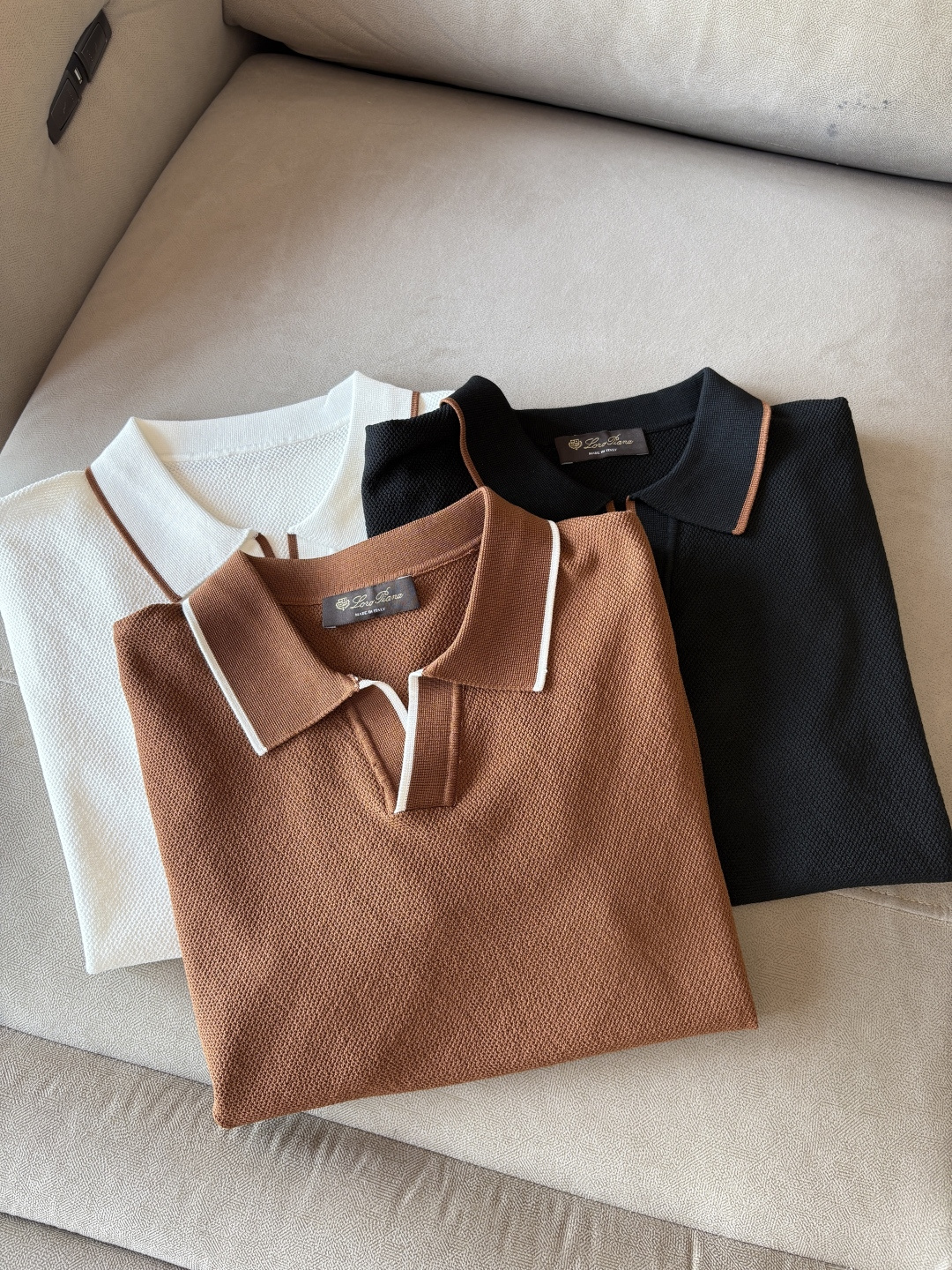 NO:425599,LP Home Time-consuming King' diamond jacquard design selects ultra-fine high-quality yarns containing goat mulberry silk lapels short-sleeved men's collection 'Time-consuming King' round neck and elegant craftsmanship, which touches the skin with high-end style. Craftsmanship is based on diamond hollow jacquard. Three-dimensional diamond jacquard that takes several months to carve. The architectural aesthetic texture is weaved between warp and weft. The light and shadow penetrate, and the gestures show low-key luxury. The luxury material is natural cashmere mulberry silk. The ultra-fine high-quality yarn is integrated into the soft and glutinous skin-friendly of Inner Mongolia white velvet cashmere, and the smooth draping of mulberry silk is light and as light as nothing, but it feels natural. It is wearing close to the body like a cloud. Classic lattice lapel short-sleeved design Simple lapel outlines neat lines, and short-sleeved cut is suitable for multiple scenes - layered suits during business meetings show elegance, casual wear reveals gentleman's taste, and the classic style never fades.  The testimony of the highest quality of details. Precision cutting ensures that the seams are flat and the bone position is reinforced and not deformed. The neckline threads have been washed and tested, and they are still as crisp as new as they are worn for a long time. Every detail is a testimony of 'time-consuming'. 1. M-3XL, loro piano, T-shirt, business suit, alexander wang19860909LP家耗时王”菱形提花设计甄选超细优质纱线含山羊桑蚕丝翻领短袖男士典藏款「耗时王」圆领奢雅工艺,触肤即高阶. 匠心底蕴菱形镂空提花 耗时数月雕琢的立体菱形提花,经纬间织就建筑美学肌理,光影穿透时显隐交错,举手投足尽展低调奢华. 奢材天成山羊绒桑蚕丝 甄选超细优质纱线,融合内蒙古白绒山羊绒的软糯亲肤,与桑蚕丝的柔滑垂坠,轻若无物却奢感天成,贴身穿着如云端轻抚. 经典型格翻领短袖设计 简约翻领勾勒利落线条,短袖剪裁适配多场景——商务会晤时叠搭西装显儒雅,休闲时光单穿流露绅士品味,典藏款型永不褪色. 细节至臻品质见证 精密车工确保接缝平整,骨位加固耐穿不变形；领口螺纹经水洗测试,久穿仍挺括如新,每一处细节皆为「耗时」证言. 一 码数M-3XL,,loro piana,T-shirt,business suit,alexander wang,Men's clothing