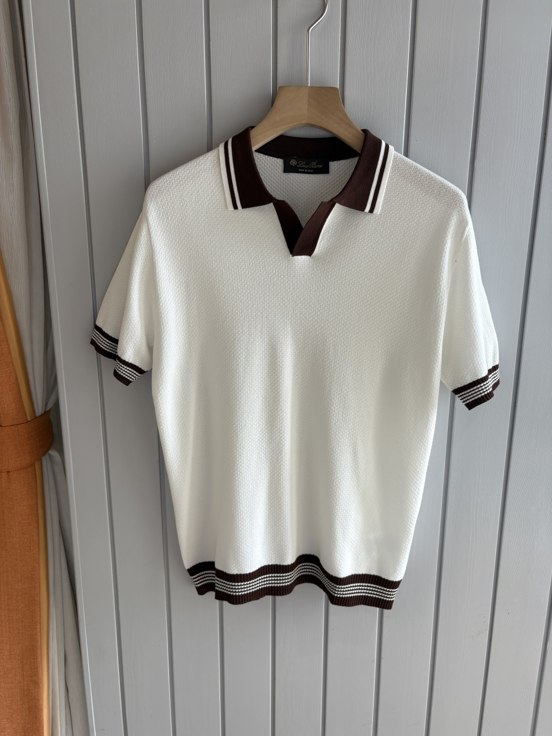 NO:418099,Time-consuming King' diamond jacquard design selects ultra-fine high-quality yarns containing goat mulberry silk lapels short-sleeved men's collection 'Time-consuming King' round neck and elegant craftsmanship, which touches the skin with high-end style. Craftsmanship is based on diamond hollow jacquard. Three-dimensional diamond jacquard that takes several months to carve. The architectural aesthetic texture is weaved between warp and weft. The light and shadow penetrate, and the gestures show low-key luxury. The luxury material is natural cashmere mulberry silk. The ultra-fine high-quality yarn is integrated into the soft and glutinous skin-friendly of Inner Mongolia white velvet cashmere, and the smooth draping of mulberry silk is light and as light as nothing, but it feels natural. It is wearing close to the body like a cloud. Classic lattice lapel short-sleeved design Simple lapel outlines neat lines, and short-sleeved cut is suitable for multiple scenes - the layered suits during business meetings show elegance, casual wear reveals gentleman's taste, and the collection style will never fade.  The testimony of the highest quality of details. Precision cutting ensures that the seams are flat and the bone position is reinforced and not deformed. The neckline threads have been washed and tested, and they are still as crisp as new as they are worn for a long time. Every detail is a testimony of 'time-consuming'. 1. M-3XL, T-shirt, business suit, alexander wang19860909耗时王”菱形提花设计甄选超细优质纱线含山羊桑蚕丝翻领短袖男士典藏款「耗时王」圆领奢雅工艺,触肤即高阶. 匠心底蕴菱形镂空提花 耗时数月雕琢的立体菱形提花,经纬间织就建筑美学肌理,光影穿透时显隐交错,举手投足尽展低调奢华. 奢材天成山羊绒桑蚕丝 甄选超细优质纱线,融合内蒙古白绒山羊绒的软糯亲肤,与桑蚕丝的柔滑垂坠,轻若无物却奢感天成,贴身穿着如云端轻抚. 经典型格翻领短袖设计 简约翻领勾勒利落线条,短袖剪裁适配多场景——商务会晤时叠搭西装显儒雅,休闲时光单穿流露绅士品味,典藏款型永不褪色. 细节至臻品质见证 精密车工确保接缝平整,骨位加固耐穿不变形；领口螺纹经水洗测试,久穿仍挺括如新,每一处细节皆为「耗时」证言. 一 码数M-3XL,,T-shirt,business suit,alexander wang,Men's clothing