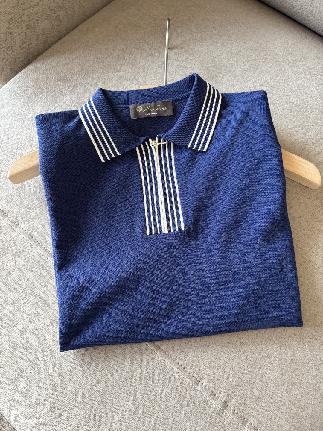 NO:412563,LP Home Time-consuming King' diamond jacquard design selects ultra-fine high-quality yarns containing goat mulberry silk lapels short-sleeved men's collection 'Time-consuming King' round neck and elegant craftsmanship, which touches the skin with high-end style. Craftsmanship is based on diamond hollow jacquard. Three-dimensional diamond jacquard that takes several months to carve. The architectural aesthetic texture is weaved between warp and weft. The light and shadow penetrate, and the gestures show low-key luxury. The luxury material is natural cashmere mulberry silk. The ultra-fine high-quality yarn is integrated into the soft and glutinous skin-friendly of Inner Mongolia white velvet cashmere, and the smooth draping of mulberry silk is light and as light as nothing, but it feels natural. It is wearing close to the body like a cloud. Classic lattice lapel short-sleeved design Simple lapel outlines neat lines, and short-sleeved cut is suitable for multiple scenes - layered suits during business meetings show elegance, casual wear reveals gentleman's taste, and the classic style never fades.  The testimony of the highest quality of details. Precision cutting ensures that the seams are flat and the bone position is reinforced and not deformed. The neckline threads have been washed and tested, and they are still as crisp as new as they are worn for a long time. Every detail is a testimony of 'time-consuming'. 1. M-3XL, loro piano, T-shirt, business suit, alexander wang19860909LP家耗时王”菱形提花设计甄选超细优质纱线含山羊桑蚕丝翻领短袖男士典藏款「耗时王」圆领奢雅工艺,触肤即高阶. 匠心底蕴菱形镂空提花 耗时数月雕琢的立体菱形提花,经纬间织就建筑美学肌理,光影穿透时显隐交错,举手投足尽展低调奢华. 奢材天成山羊绒桑蚕丝 甄选超细优质纱线,融合内蒙古白绒山羊绒的软糯亲肤,与桑蚕丝的柔滑垂坠,轻若无物却奢感天成,贴身穿着如云端轻抚. 经典型格翻领短袖设计 简约翻领勾勒利落线条,短袖剪裁适配多场景——商务会晤时叠搭西装显儒雅,休闲时光单穿流露绅士品味,典藏款型永不褪色. 细节至臻品质见证 精密车工确保接缝平整,骨位加固耐穿不变形；领口螺纹经水洗测试,久穿仍挺括如新,每一处细节皆为「耗时」证言. 一 码数M-3XL,,loro piana,T-shirt,business suit,alexander wang,Men's clothing