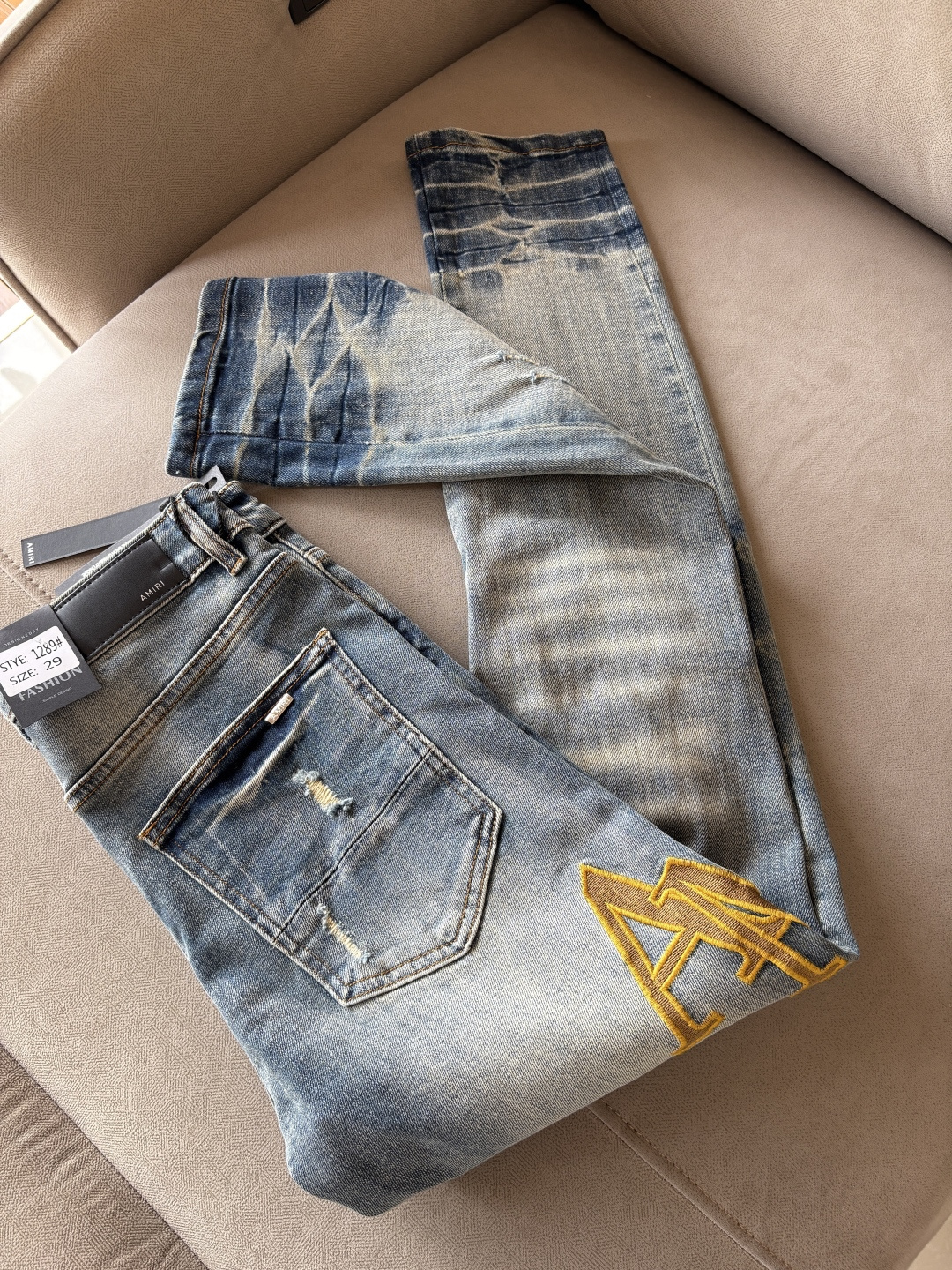 NO:411197,AMI official website counter is available simultaneously, original singles, super stylish jeans, customized original washing denim fabric, unique design, top-grade embroidery craft letter pattern logo, original hardware and auxiliary decoration, extremely superior jeans, the materials and craftsmanship are extremely luxurious and exquisite, extremely high-end, handsome and stylish, recommended, 001 yards 29-36 without 35 001,, jeans, alexander wang19860909AMI官网专柜同步有售,原单狠货,超级有范儿的一款牛仔裤,定制原版水洗牛仔面料,独特设计,顶级刺绣工艺字母图案logo,原版五金辅料装饰,极为翘楚的一款牛仔裤,用料与工艺都极致奢华精湛,档次极高,上身帅气有型,推荐,001码数29-36没35 001,,jeans,alexander wang,Men's clothing