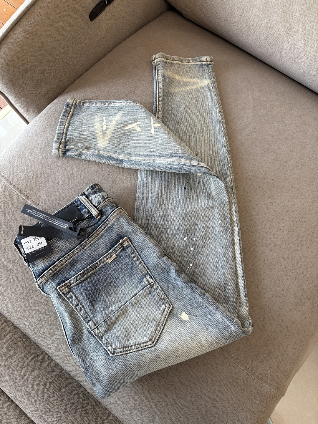 NO:411136,AMI official website counter is available simultaneously, original singles, super stylish jeans, customized original washing denim fabric, unique design, top-grade embroidery craft letter pattern logo, original hardware and auxiliary decoration, extremely superior jeans, the materials and craftsmanship are extremely luxurious and exquisite, extremely high-end, handsome and stylish, recommended, 001 yards 29-36 without 35 001,, jeans, alexander wang19860909AMI官网专柜同步有售,原单狠货,超级有范儿的一款牛仔裤,定制原版水洗牛仔面料,独特设计,顶级刺绣工艺字母图案logo,原版五金辅料装饰,极为翘楚的一款牛仔裤,用料与工艺都极致奢华精湛,档次极高,上身帅气有型,推荐,001码数29-36没35 001,,jeans,alexander wang,Men's clothing