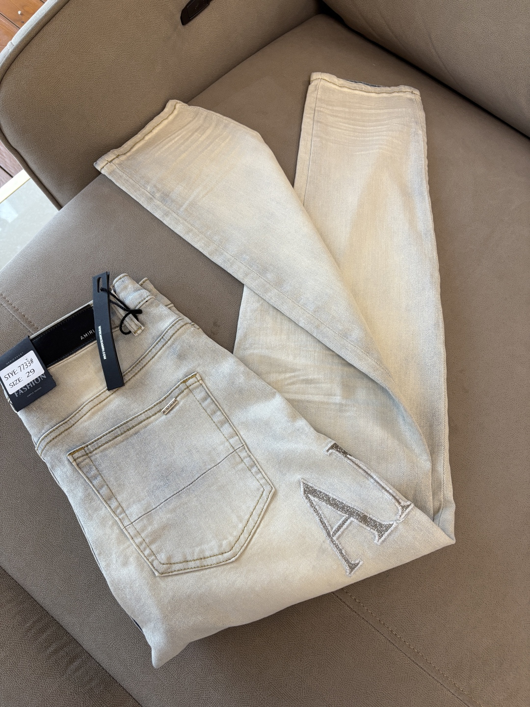 NO:411143,AMI official website counter is available at the same time, original singles are ruthless, super stylish jeans, customized original washing denim fabric, unique design, top-grade embroidery craft letter pattern logo, original hardware and auxiliary decoration, extremely superior jeans, the materials and craftsmanship are extremely luxurious and exquisite, extremely high-end, handsome and stylish, recommended, 001 yards 29-32 001,, jeans, alexander wang19860909AMI官网专柜同步有售,原单狠货,超级有范儿的一款牛仔裤,定制原版水洗牛仔面料,独特设计,顶级刺绣工艺字母图案logo,原版五金辅料装饰,极为翘楚的一款牛仔裤,用料与工艺都极致奢华精湛,档次极高,上身帅气有型,推荐,001码数29-32 001,,jeans,alexander wang,Men's clothing