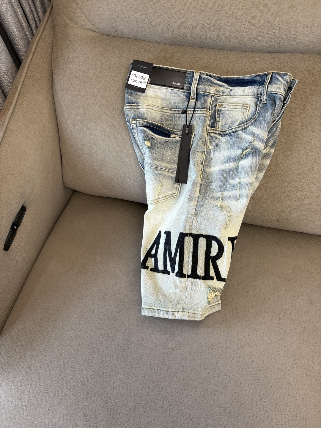 NO:411151,AMI official website counter is available at the same time, original singles are ruthless, super stylish jeans, customized original washing denim fabric, unique design, top-grade embroidery craft letter pattern logo, original hardware and auxiliary decoration, extremely superior jeans, the materials and craftsmanship are extremely luxurious and exquisite, extremely high-end, handsome and stylish, recommended, digits 29-36, not 35 001,, jeans, alexander wang19860909AMI官网专柜同步有售,原单狠货,超级有范儿的一款牛仔裤,定制原版水洗牛仔面料,独特设计,顶级刺绣工艺字母图案logo,原版五金辅料装饰,极为翘楚的一款牛仔裤,用料与工艺都极致奢华精湛,档次极高,上身帅气有型,推荐,码数29-36没35 001,,jeans,alexander wang,Men's clothing