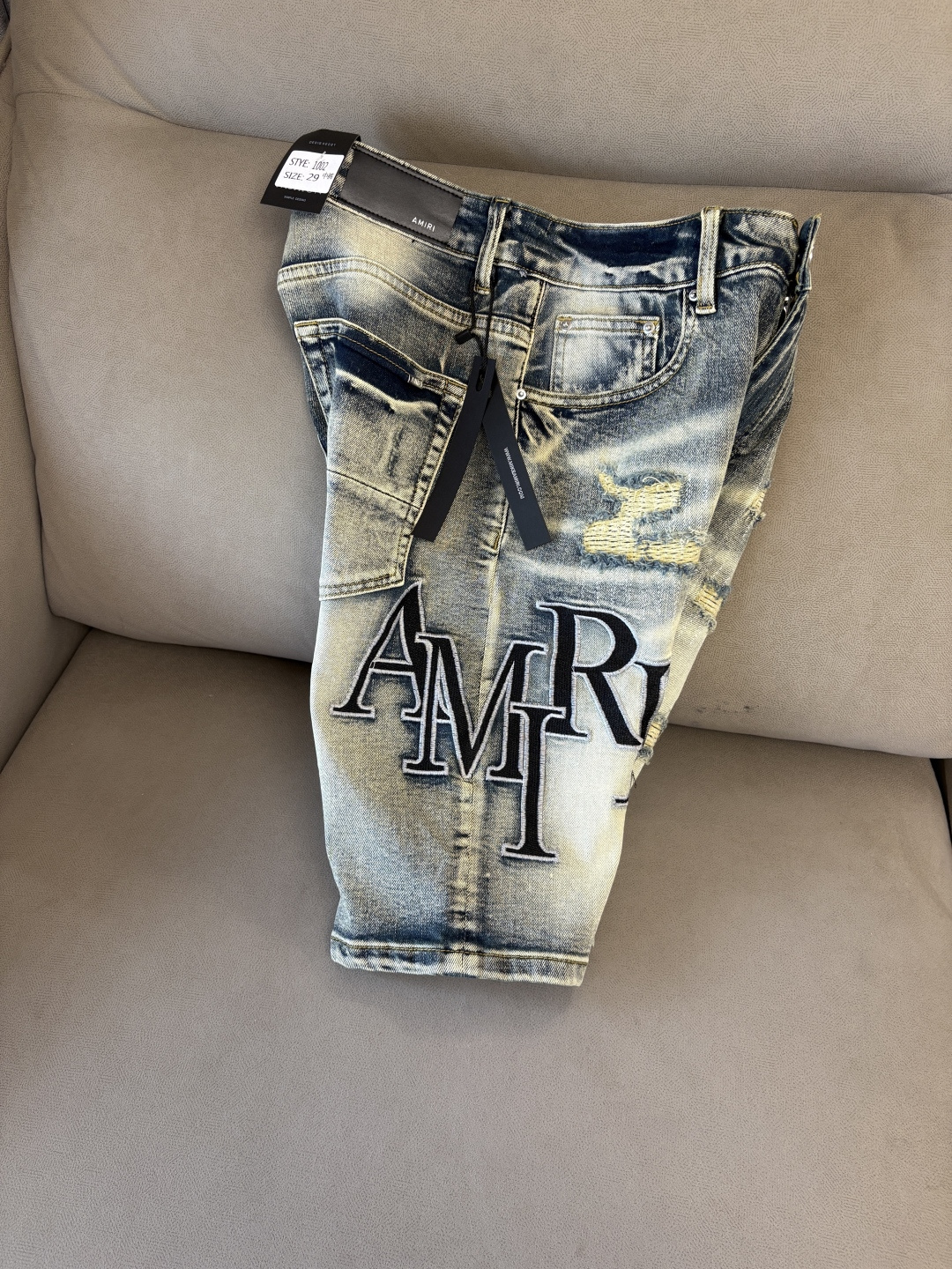 NO:411158,AMI official website counter is available at the same time, original singles are ruthless, super stylish jeans, customized original washing denim fabric, unique design, top-grade embroidery craft letter pattern logo, original hardware and auxiliary decoration, extremely superior jeans, the materials and craftsmanship are extremely luxurious and exquisite, extremely high-end, handsome and stylish, recommended, digits 29-36, not 35 001,, jeans, alexander wang19860909AMI官网专柜同步有售,原单狠货,超级有范儿的一款牛仔裤,定制原版水洗牛仔面料,独特设计,顶级刺绣工艺字母图案logo,原版五金辅料装饰,极为翘楚的一款牛仔裤,用料与工艺都极致奢华精湛,档次极高,上身帅气有型,推荐,码数29-36没35 001,,jeans,alexander wang,Men's clothing