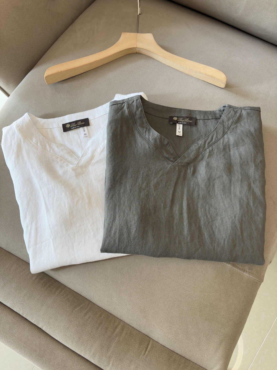 NO:427872,220L30 linen men's short sleeves, the ceiling of men's clothing industry, this lapel linen shirt has a delicate craftsmanship precision for each needle, completely different from ordinary fabric cutting. The lines are smooth, the style is crisp, perfectly modifying the body, and the classic lapel design is simple but not atmospheric. The texture is silky, close to the body, skin-friendly and breathable!  Whether it is daily going out or business leisure, you can easily control it, demonstrating the elegant temperament of a man!  Code number M-3XL (48-56), loro piana, T-shirt, alexander wang19860909220L30亚麻男士短袖,男装界的天花板,这款翻领麻料衫短袖精准到每一针的细腻工艺,完全区别于普通面料裁剪.线条流畅,版型挺括,完美修饰身形,经典翻领设计,简约而不失大气.质感丝滑,贴身亲肤透气！无论是日常出街还是商务休闲,都能轻松驾驭,彰显男士优雅气质！ 码数M-3XL（48-56）,,loro piana,T-shirt,alexander wang,Men's clothing