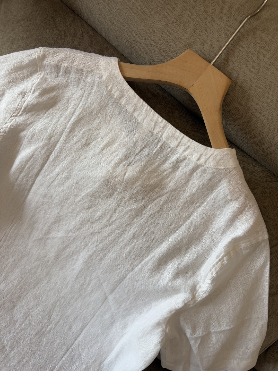 lP🆕20%亚麻男士短袖，男装界的天花板，这款翻领麻料衫短袖精准到每一针的细腻工艺，完全区别于普通面料裁