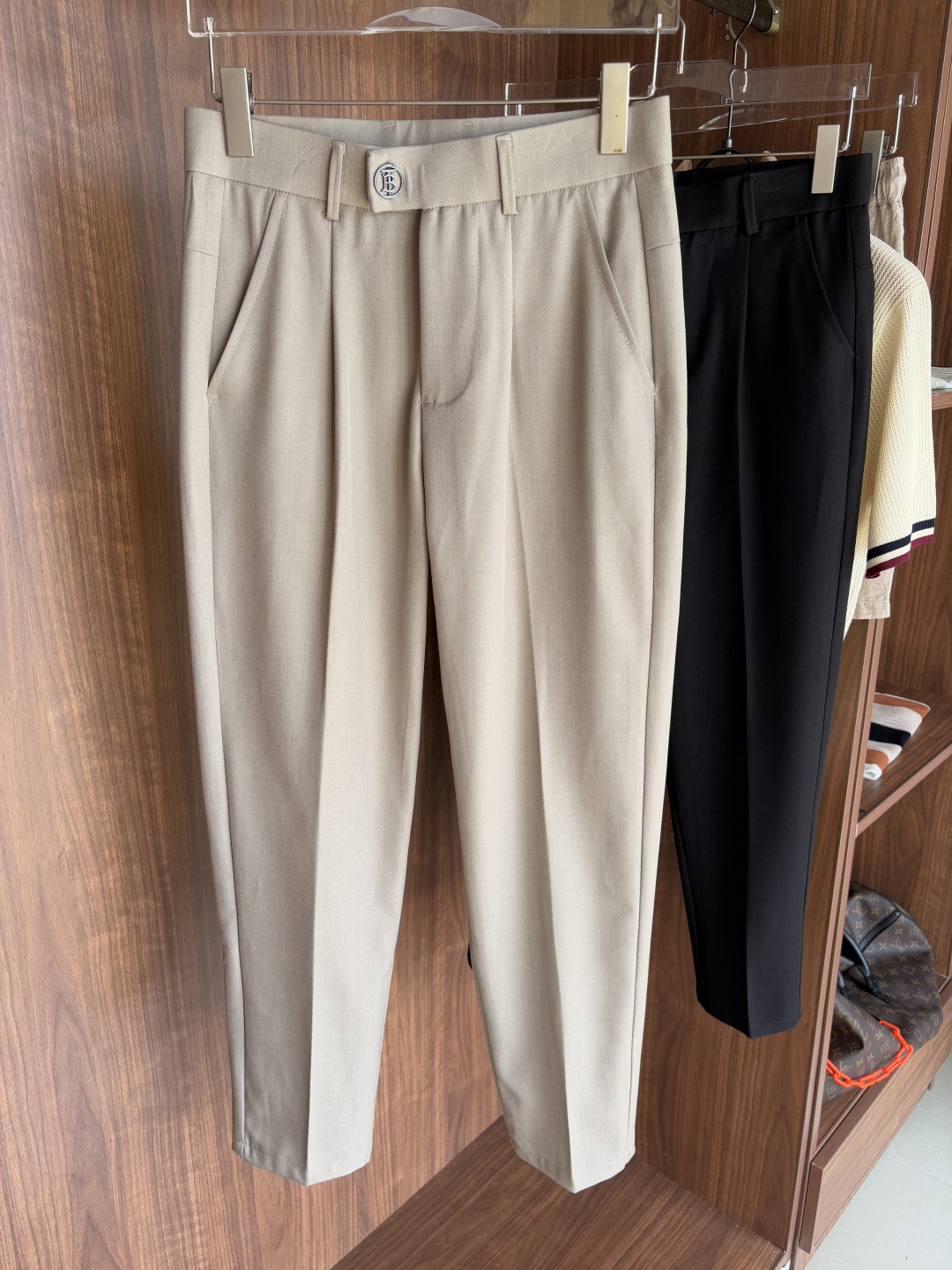 NO:437245,Fabric is old and rich in flavor, double pleated design, Neapolitan adjustable trousers, waist trousers] Tired of the same trousers?  This Italian trousers containing wool tinsel acetate fabric is definitely your new favorite. Luxury products are created and selected for luxury style. Let you be elegant in all seasons; acetate fiber has a natural drape, and it is elegant and comfortable when walking, and it is soft and shiny, showing low-key luxury; tinsel brings dryness and breathability, farewell to the stuffy and sticky. This fabric is not only skin-friendly, but also wrinkle-resistant and wear-resistant. It is worry-free and labor-saving for daily wear, and can last forever even if worn frequently. Looking at the design, the double-pleat design is the finishing touch. It not only adds the layering of the pants, but also cleverly expands the capacity of the pants, allowing you to move freely without any sense of restraint. Whether it is daily commuting, business negotiation, or leisurely weekends, it can be perfectly adapted.  The adjustable waist of Naples is unique. The unique Paris buckle design allows you to no longer worry about the constraints of the belt. You can find the most comfortable wearing state with a gentleman's face. You can easily raise your waistline and visually become long legs, and your elegant temperament is instantly full. The style full of old money is a tribute to classic gentleman's outfits. Simplicity contains the persistent pursuit of quality and details. When you wear it, you don't need to be ostentatious. Every move is full of high-end feeling, demonstrating the mature taste that has been settled over the years. When others are still tangled between the comfort and fashion of trousers, you have already put on it, confidently welcome every occasion in your life, and easily become the focus of the crowd. 29-36,,alexander wang19860909面料老钱味十足双褶设计那不勒斯可调节裤腰西裤】厌倦了千篇一律的西裤？这款含羊毛醋酸天丝面料的意式西裤,绝对是你的新宠.奢品缔造,甄选意奢风范. 让你在四季也能风度翩翩；醋酸纤维自带天然垂坠感,走起路来潇洒自在,而且光泽柔和,尽显低调奢华；天丝则带来了干爽透气,告别闷热黏腻.这种面料不仅亲肤,还抗皱耐磨,日常穿着省心省力,即便频繁穿着也能长久如新. 再看设计,双褶设计堪称点睛之笔.它既增添了裤子的层次感,又巧妙地扩充了裤身容量,让你活动自如,丝毫没有束缚感,不管是日常通勤、商务洽谈,还是悠闲的周末时光,都能完美适配. 那不勒斯可调节裤腰更是别具一格.独特的巴黎扣设计,让你无需再为腰带的束缚而烦恼,轻轻一调,就能找到最舒适的穿着状态,还能轻松拉高腰线,视觉上秒变大长腿,优雅气质瞬间拉满. 老钱味十足的风格,是对经典绅士着装的致敬,简约中蕴含着对品质与细节的执着追求,穿上它,无需张扬,举手投足间尽是高级感,彰显出历经岁月沉淀的成熟品味. 当别人还在西裤的舒适与时尚间纠结时,你已经穿上它,自信迎接生活中的每一个场合,轻松成为人群焦点.29-36,,alexander wang,Men's clothing