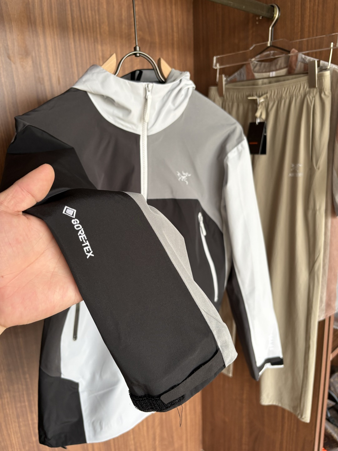 爆款 顶配 Beta SL冲锋衣是一款专为户外探险设计的高性能外套。采用GORE-TEX 面料。具备卓越