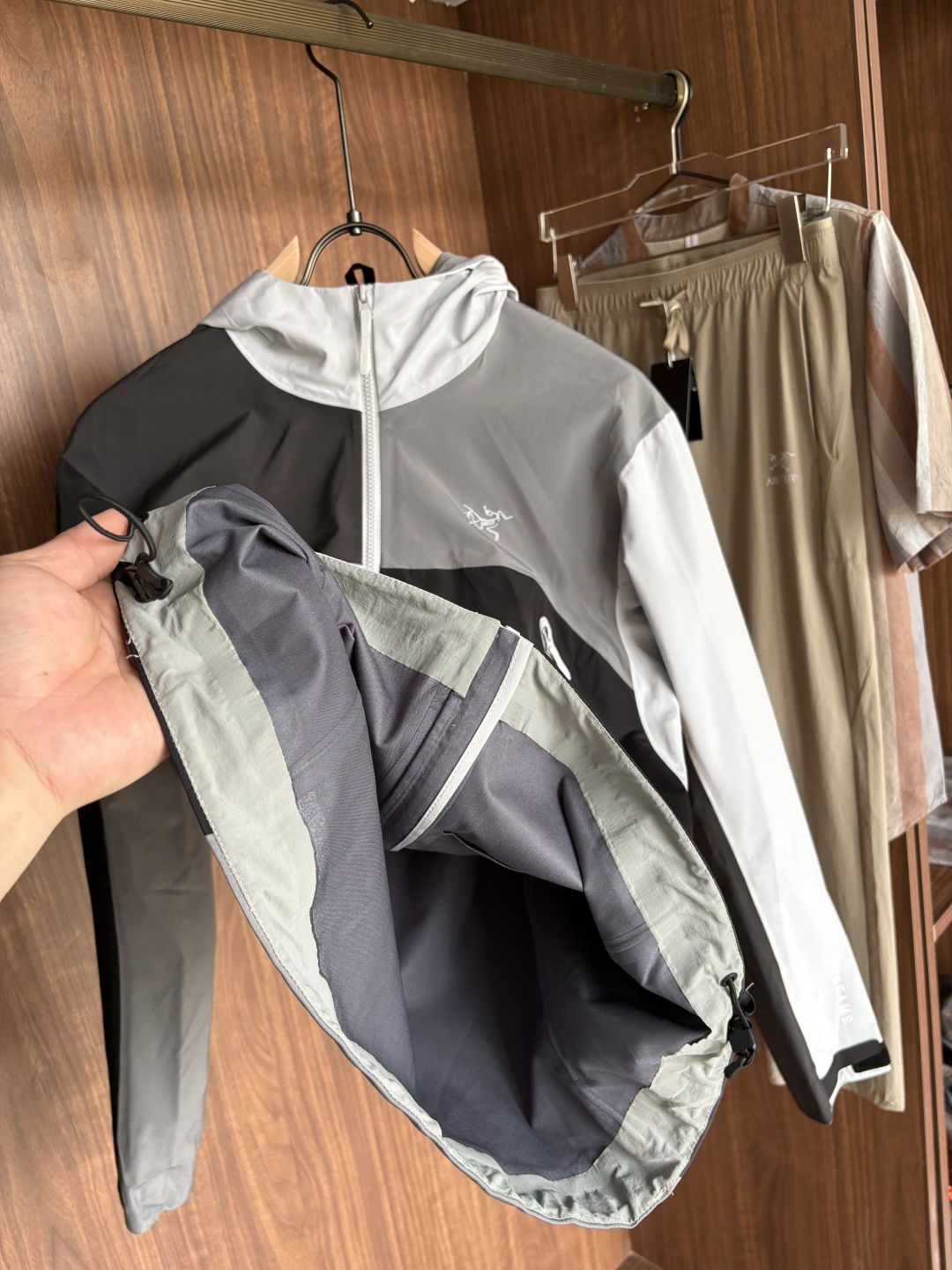 爆款 顶配 Beta SL冲锋衣是一款专为户外探险设计的高性能外套。采用GORE-TEX 面料。具备卓越