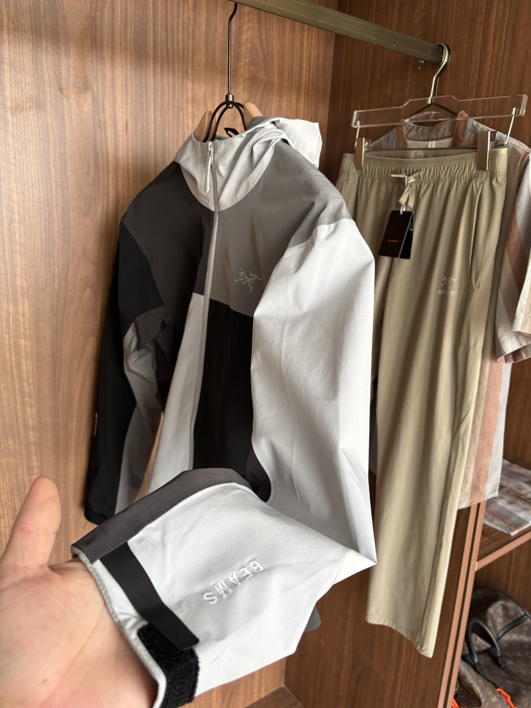 爆款 顶配 Beta SL冲锋衣是一款专为户外探险设计的高性能外套。采用GORE-TEX 面料。具备卓越