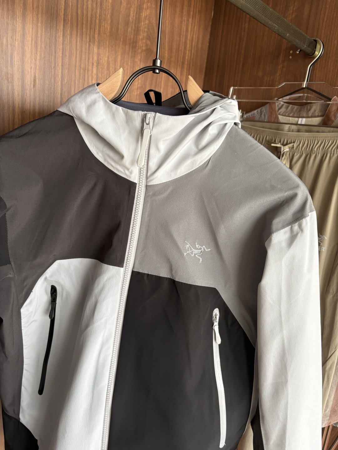 爆款 顶配 Beta SL冲锋衣是一款专为户外探险设计的高性能外套。采用GORE-TEX 面料。具备卓越