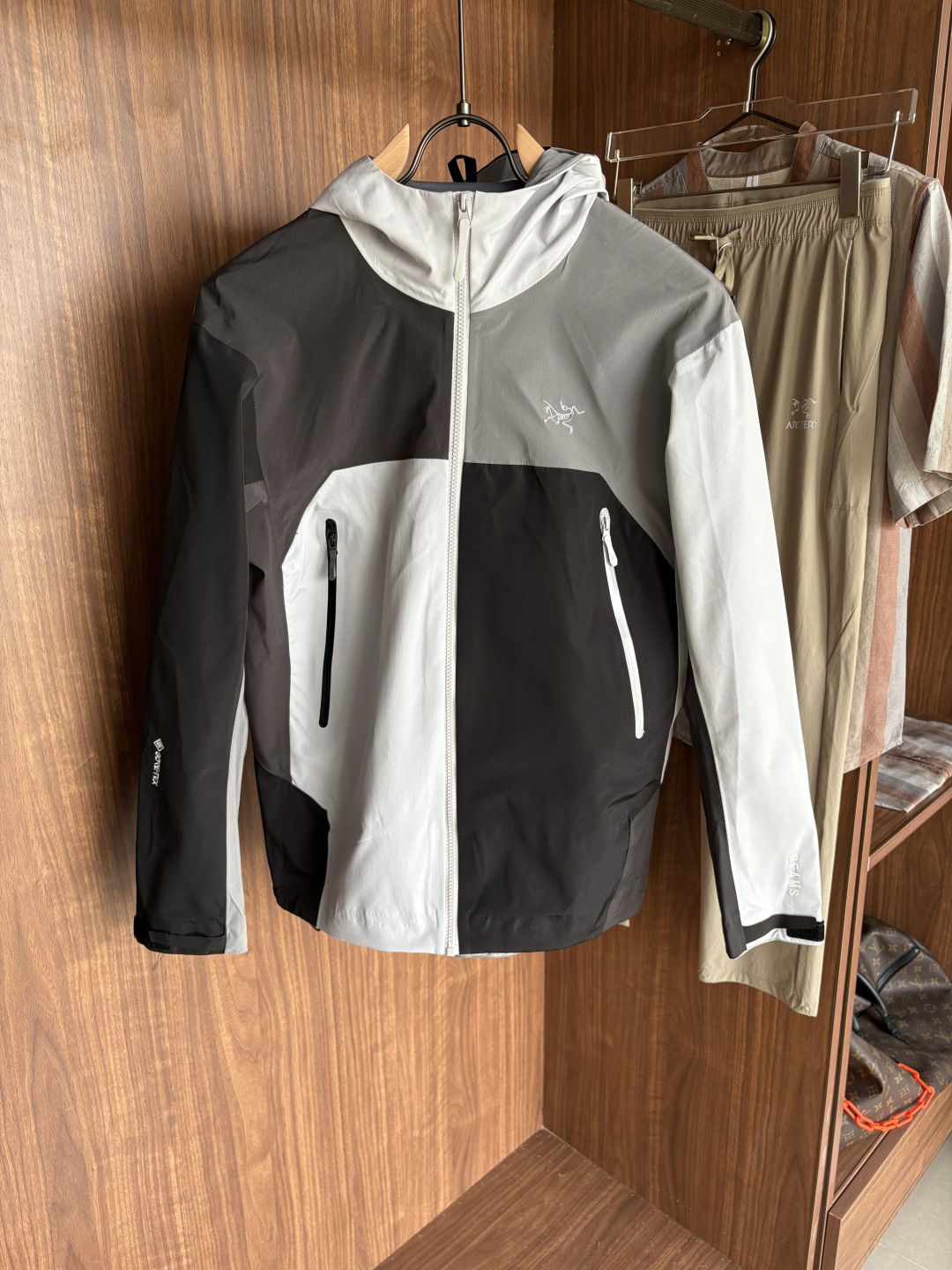 NO:516537,Top-up Beta SL jacket is a high-performance jacket designed for outdoor adventure. It is made of GORE-TEX fabric. It has excellent waterproof and breathable properties to ensure that it remains dry and comfortable in bad weather. Its high-quality design makes it easy to carry and is ideal for long-term hiking and traveling. The new Beta SL color is not only fashionable and eye-catching, but also increases visibility during outdoor activities and improves safety. The unique StormHood hood design provides comprehensive head protection without affecting the field of view. The underarm zipper design enhances breathability and prevents overheating. Whether it is mountaineering, hiking or daily commuting, the Archaeoptera Beta SL Sequoia jacket is an indispensable choice for you. Size M-XXXL, arc'teryx, jackets & coats,hats,alexander wang19860909爆款 顶配 Beta SL冲锋衣是一款专为户外探险设计的高性能外套. 采用GORE-TEX 面料. 具备卓越的防水透气性能,确保在恶劣天气下依然保持干爽舒适. 其高质量设计使其便于携带,非常适合长时间的徒步和旅行. Beta SL新色不仅时尚亮眼,还增加了户外活动中的可见性,提升安全性.独特的 StormHood帽兜设计,提供全面的头部保护,同时不影响视野. 腋下拉链设计增强了透气性,防止过热.无论是登山、徒步还是日常通勤,始祖鸟Beta SL红杉色冲锋衣都是您不可或缺的理想选择. 尺码M-XXXL,arc'teryx,jackets & coats,hats,alexander wang,Men's clothing