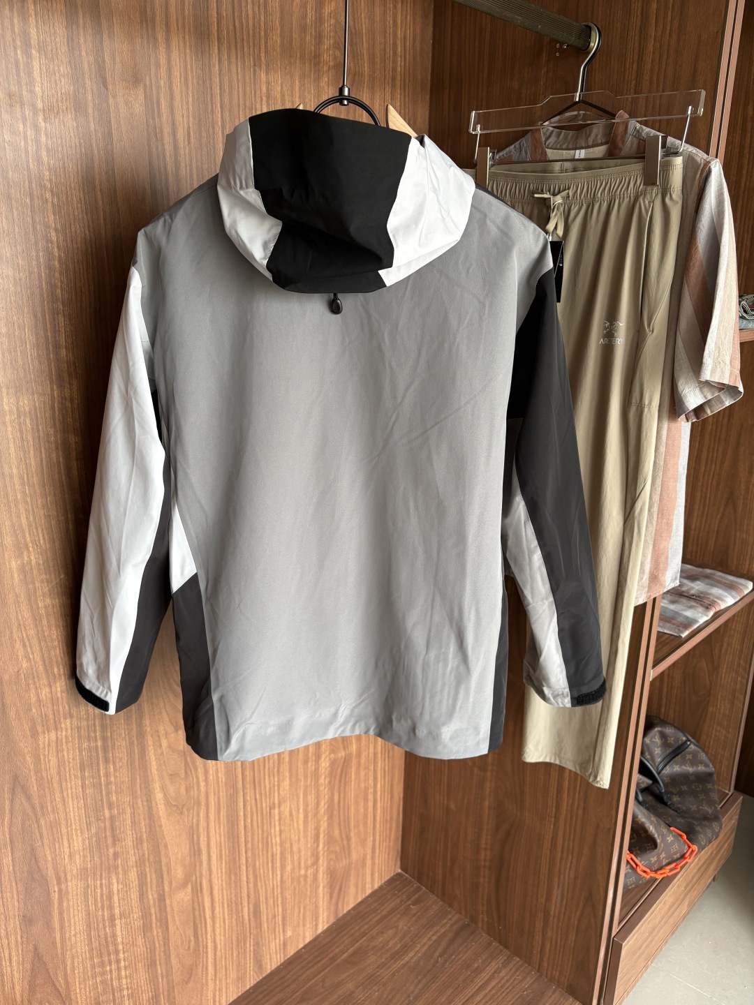 爆款 顶配 Beta SL冲锋衣是一款专为户外探险设计的高性能外套。采用GORE-TEX 面料。具备卓越