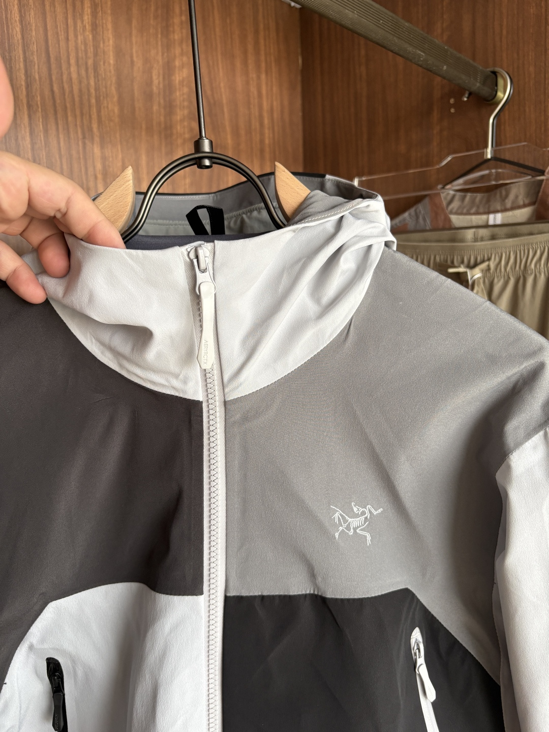 爆款 顶配 Beta SL冲锋衣是一款专为户外探险设计的高性能外套。采用GORE-TEX 面料。具备卓越