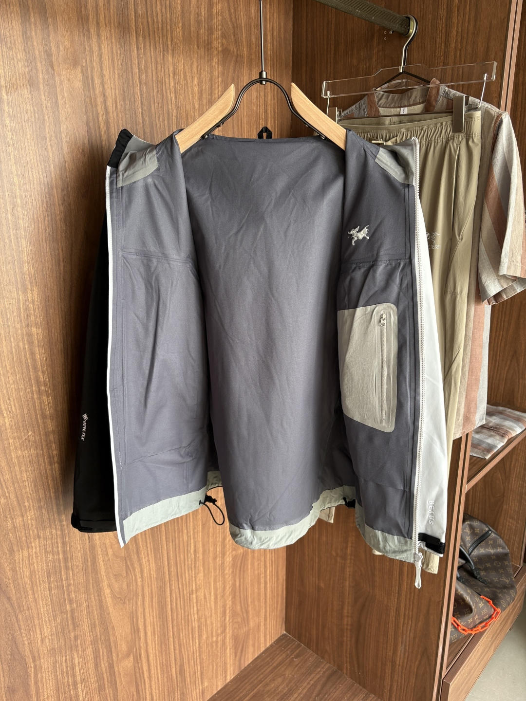 爆款 顶配 Beta SL冲锋衣是一款专为户外探险设计的高性能外套。采用GORE-TEX 面料。具备卓越