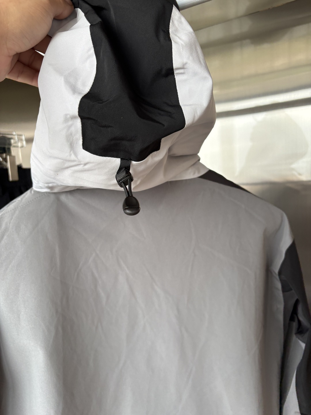 爆款 顶配 Beta SL冲锋衣是一款专为户外探险设计的高性能外套。
采用GORE-TEX 面料。
具备