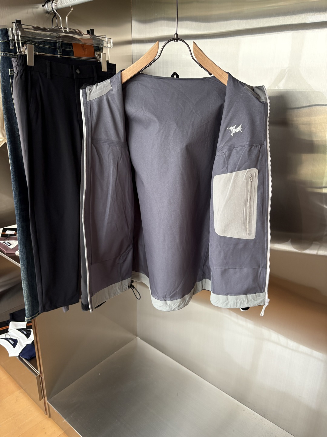 爆款 顶配 Beta SL冲锋衣是一款专为户外探险设计的高性能外套。
采用GORE-TEX 面料。
具备