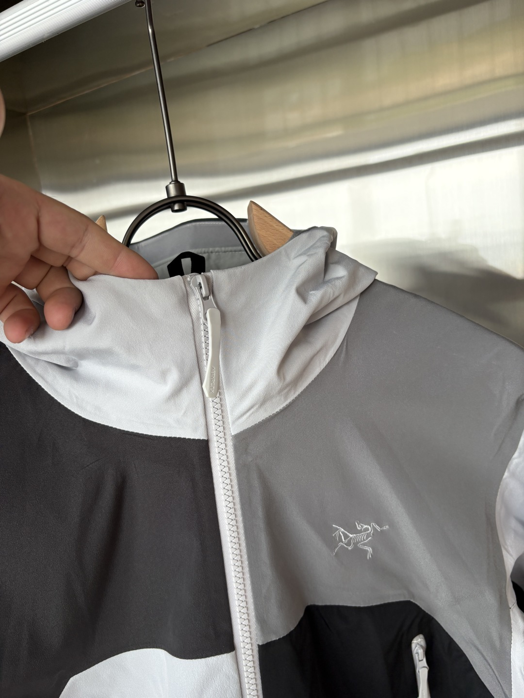 爆款 顶配 Beta SL冲锋衣是一款专为户外探险设计的高性能外套。
采用GORE-TEX 面料。
具备