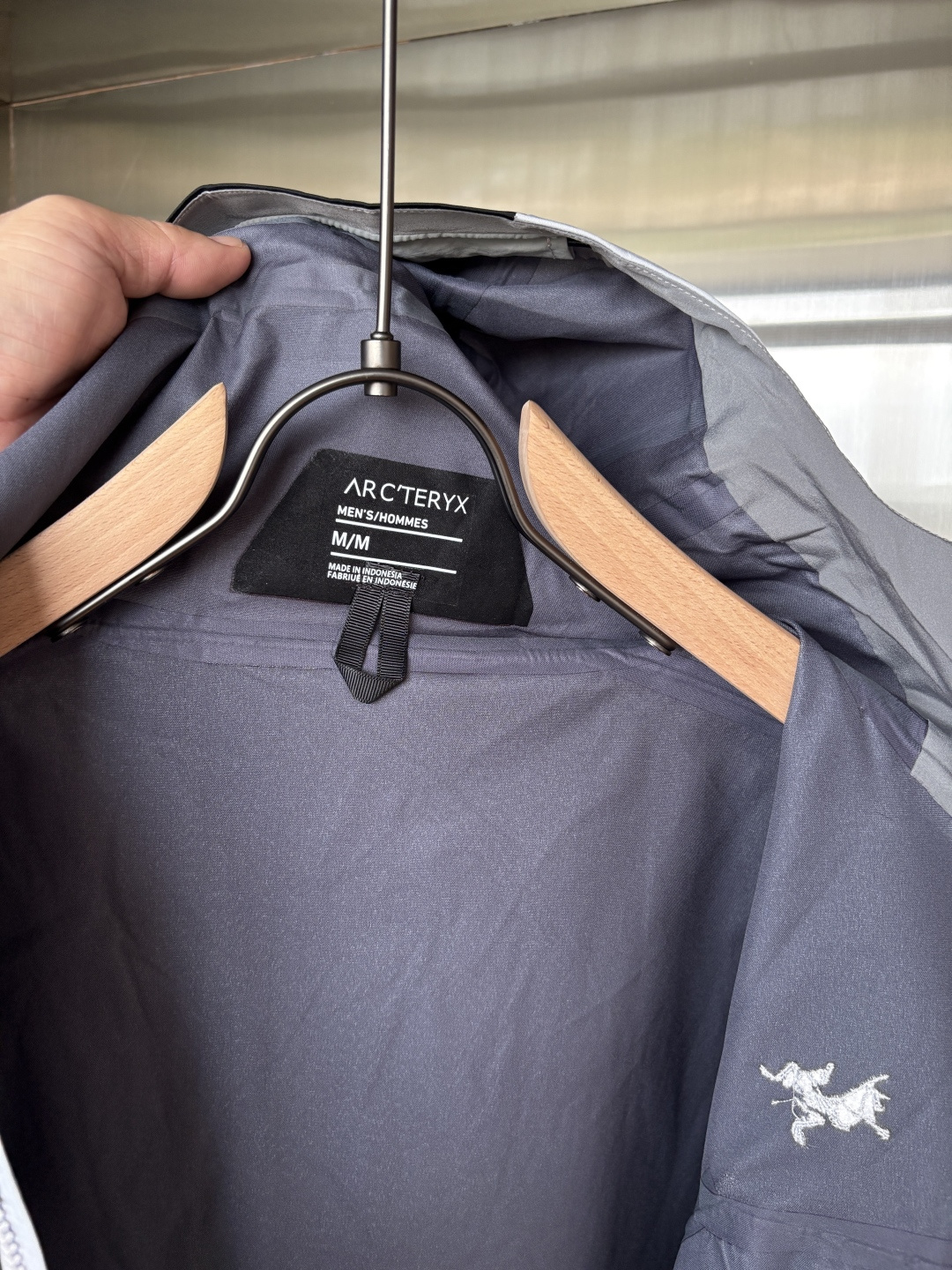 爆款 顶配 Beta SL冲锋衣是一款专为户外探险设计的高性能外套。
采用GORE-TEX 面料。
具备