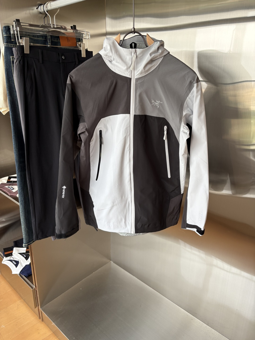 NO:507053,Top-up Beta SL jacket is a high-performance jacket designed for outdoor adventure. It is made of GORE-TEX fabric. It has excellent waterproof and breathable properties to ensure that it remains dry and comfortable in bad weather. Its high-quality design makes it easy to carry and is ideal for long-term hiking and traveling. The new Beta SL color is not only fashionable and eye-catching, but also increases visibility during outdoor activities and improves safety. The unique StormHood hood design provides comprehensive head protection without affecting the field of view. The underarm zipper design enhances breathability and prevents overheating. Whether it is mountaineering, hiking or daily commuting, the Archaeoptera Beta SL Sequoia jacket is an indispensable choice for you. Size M-XXXL, arc'teryx, jackets & coats,hats,alexander wang19860909爆款 顶配 Beta SL冲锋衣是一款专为户外探险设计的高性能外套. 采用GORE-TEX 面料. 具备卓越的防水透气性能,确保在恶劣天气下依然保持干爽舒适. 其高质量设计使其便于携带,非常适合长时间的徒步和旅行. Beta SL新色不仅时尚亮眼,还增加了户外活动中的可见性,提升安全性.独特的 StormHood帽兜设计,提供全面的头部保护,同时不影响视野. 腋下拉链设计增强了透气性,防止过热.无论是登山、徒步还是日常通勤,始祖鸟Beta SL红杉色冲锋衣都是您不可或缺的理想选择. 尺码M-XXXL,arc'teryx,jackets & coats,hats,alexander wang,Men's clothing