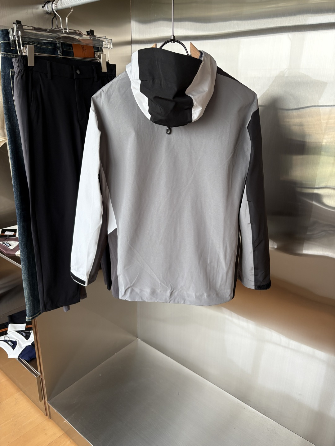 爆款 顶配 Beta SL冲锋衣是一款专为户外探险设计的高性能外套。
采用GORE-TEX 面料。
具备