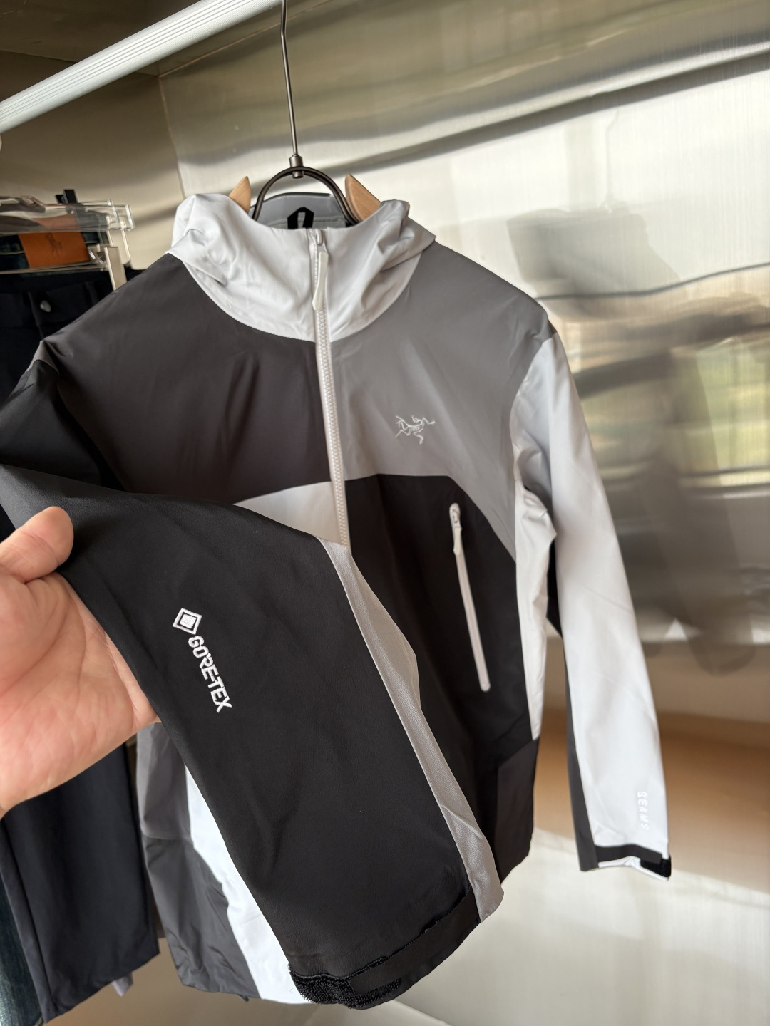 爆款 顶配 Beta SL冲锋衣是一款专为户外探险设计的高性能外套。
采用GORE-TEX 面料。
具备