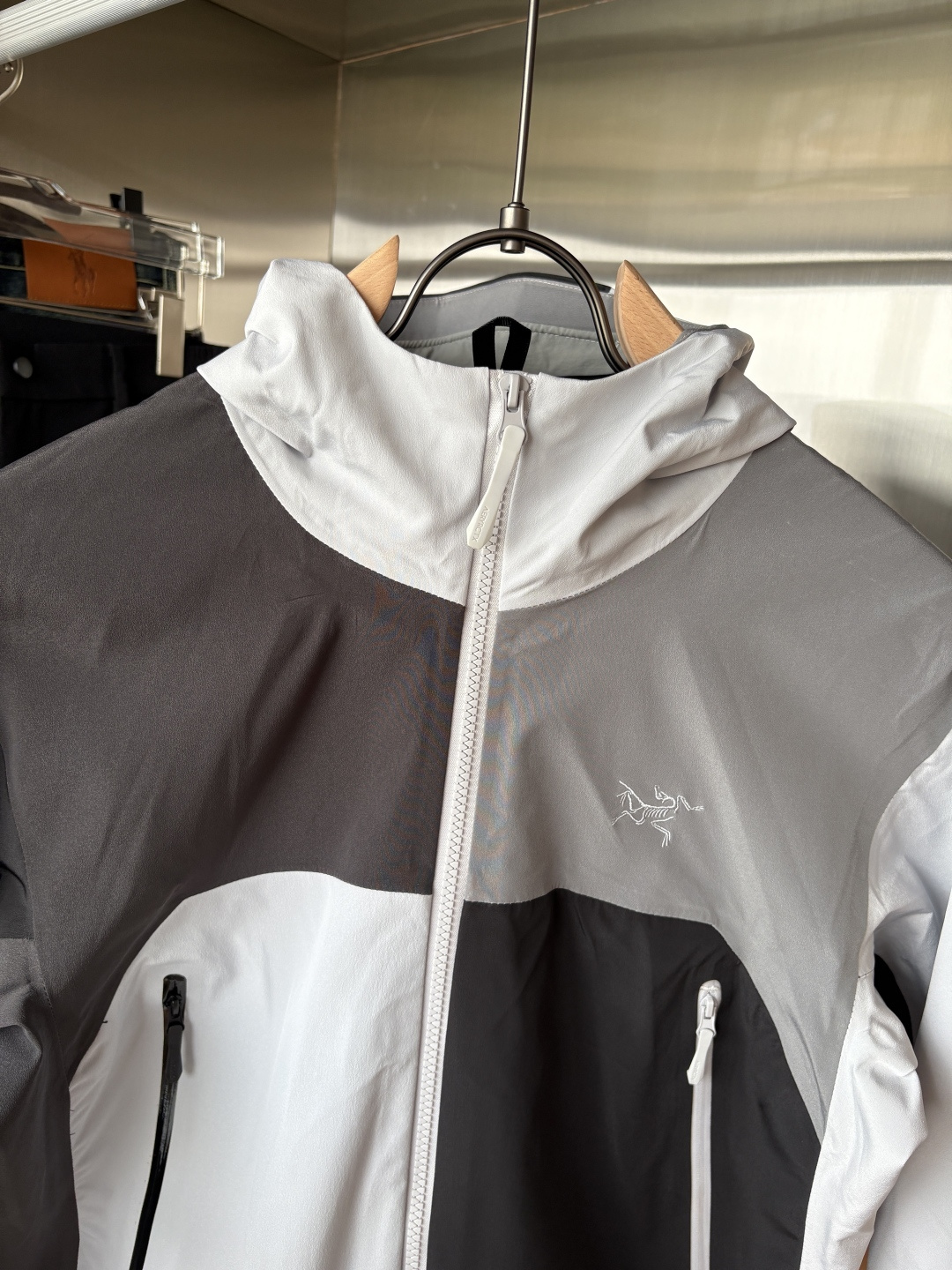 爆款 顶配 Beta SL冲锋衣是一款专为户外探险设计的高性能外套。
采用GORE-TEX 面料。
具备