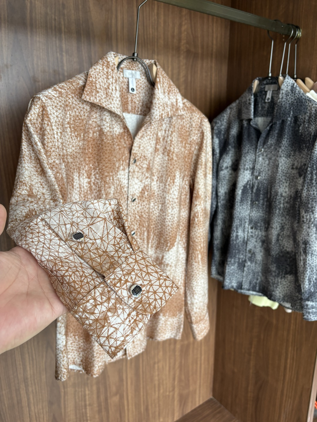 迪家男装界的天花板，这款翻领麻料衫长袖精准到每一针的细腻工艺，完全区别于普通面料裁剪。线条流畅，版型挺括