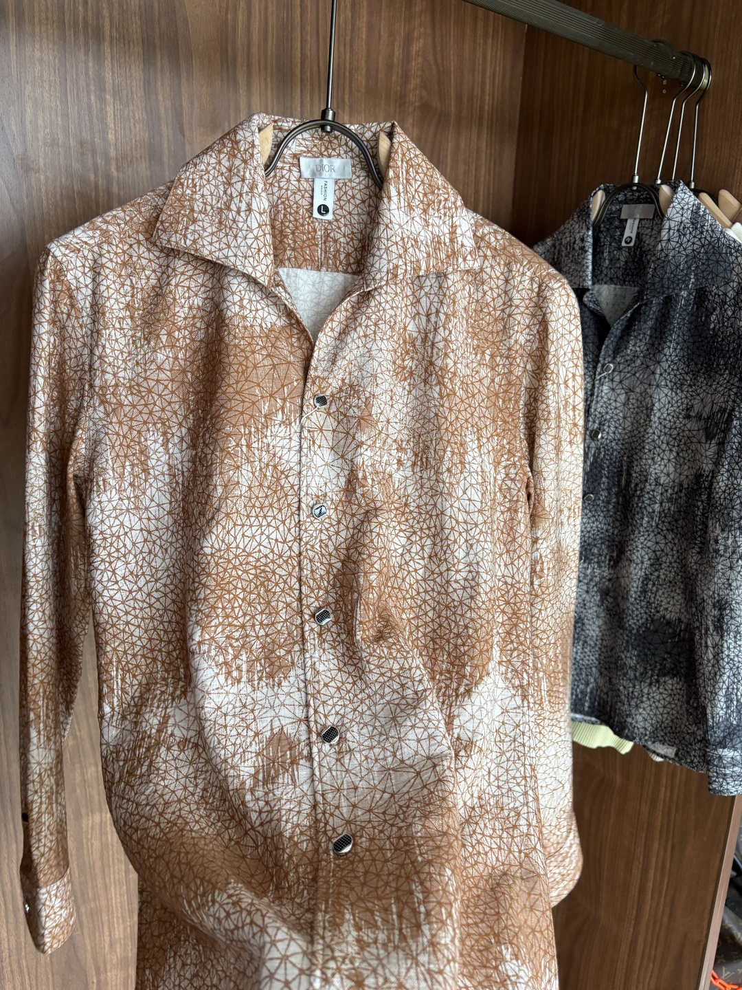 迪家男装界的天花板，这款翻领麻料衫长袖精准到每一针的细腻工艺，完全区别于普通面料裁剪。线条流畅，版型挺括