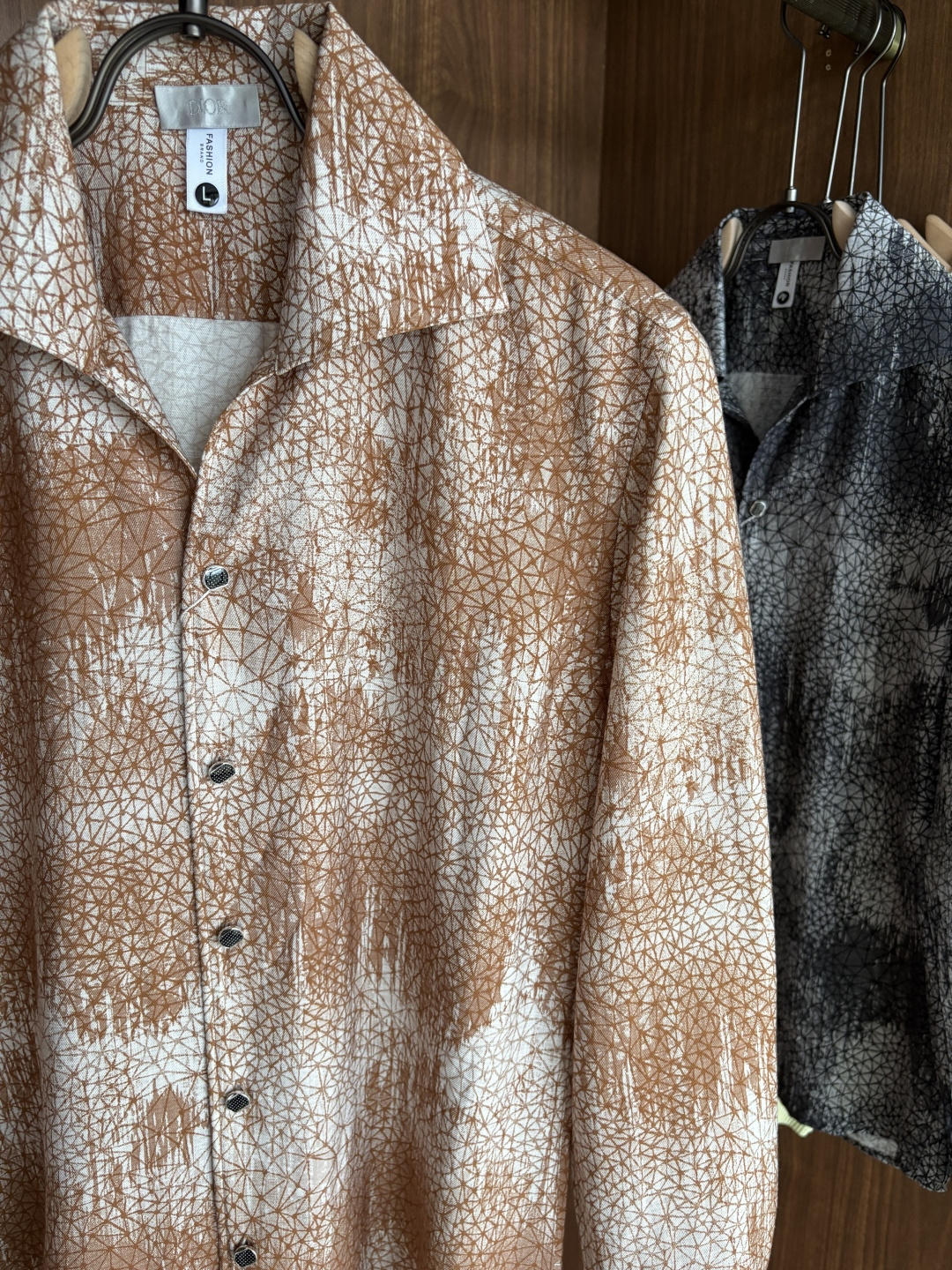 迪家男装界的天花板，这款翻领麻料衫长袖精准到每一针的细腻工艺，完全区别于普通面料裁剪。线条流畅，版型挺括